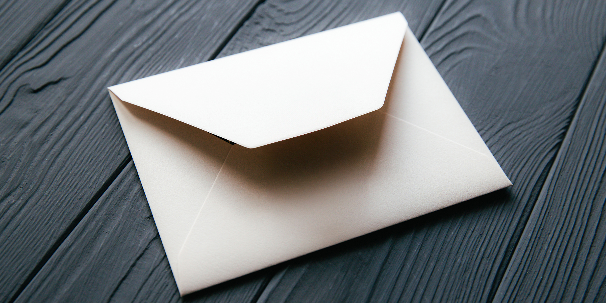 Une enveloppe posée sur une table | Source : Shutterstock