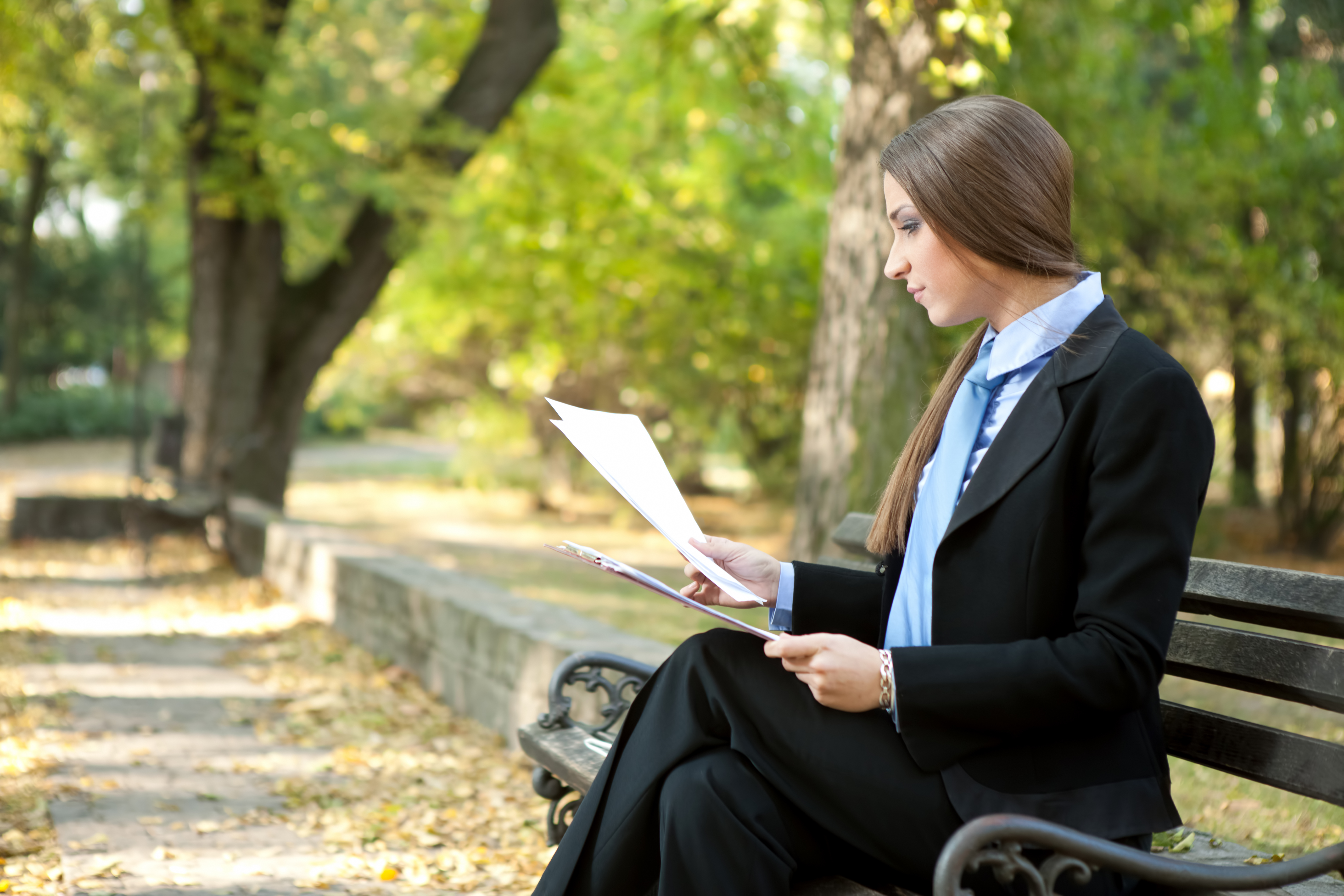 Femme lisant une lettre | Source : Shutterstock