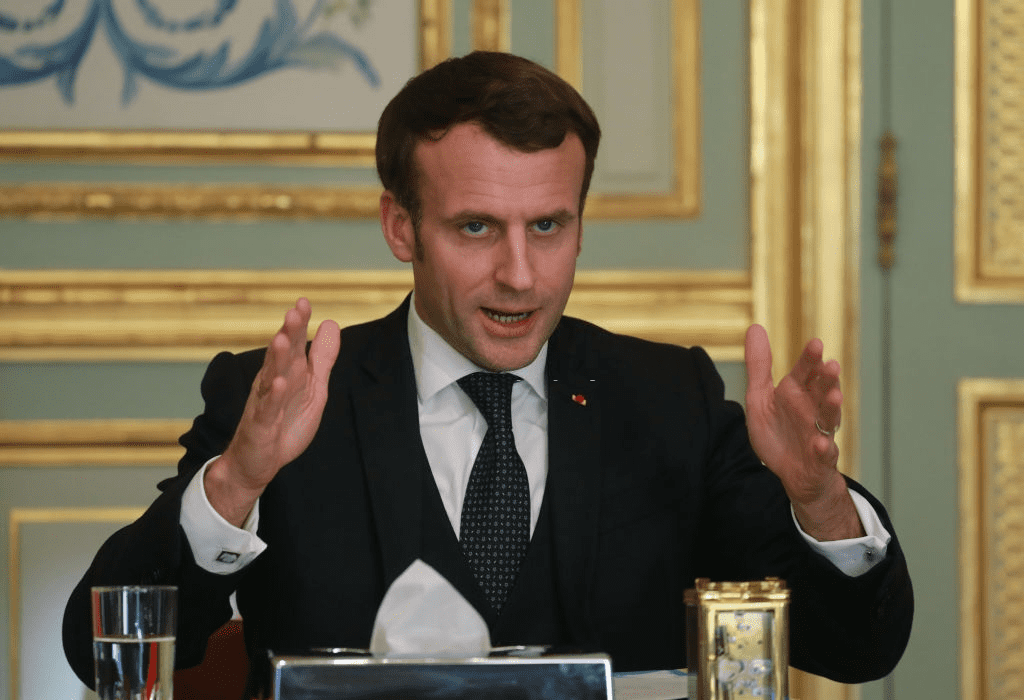 Le président Français Emmanuel Macron s'exprime lors d'une conférence téléphonique pour installer le comité CARE (comité d'analyse, recherche et expertise) sur le nouveau coronavirus (COVID-19), au Palais de l'Elysée à Paris le 24 mars 2020. | Photo : Getty Images