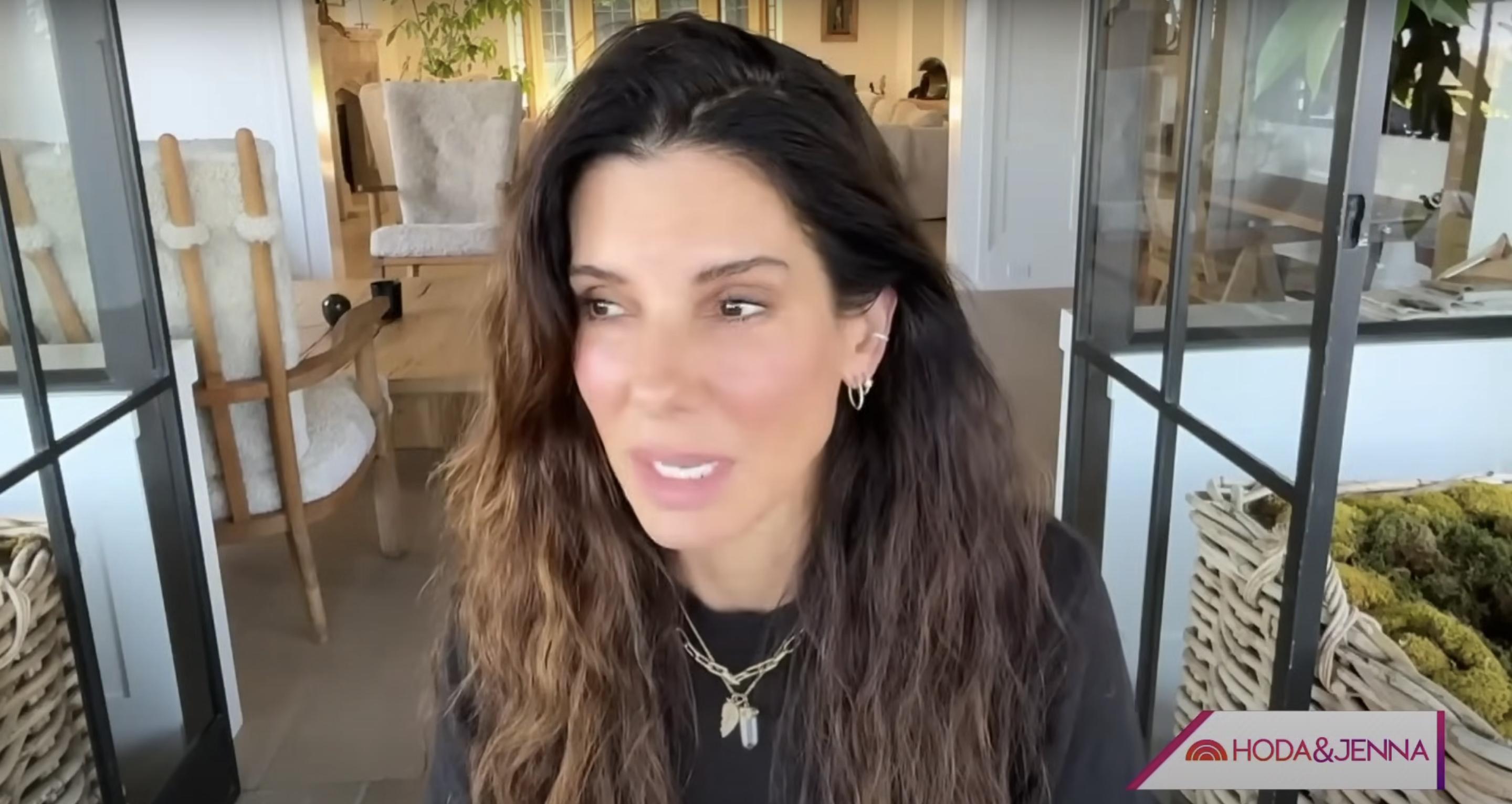 Une capture d'écran de Sandra Bullock partageant un doux message d'anniversaire à Hoda Kotb dans une vidéo postée le 12 août 2024 | Source : YouTube/@HodaAndJenna