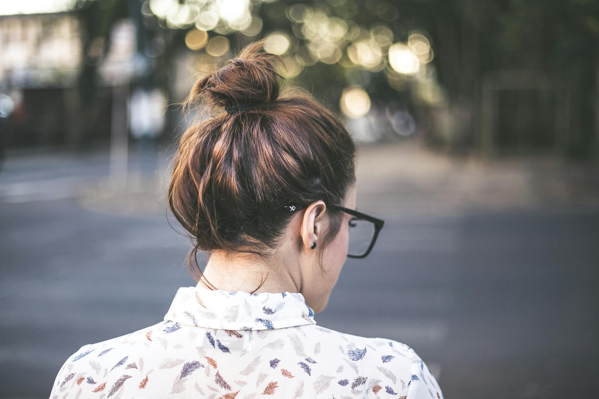 Une femme debout à l'extérieur | Source : Pexels