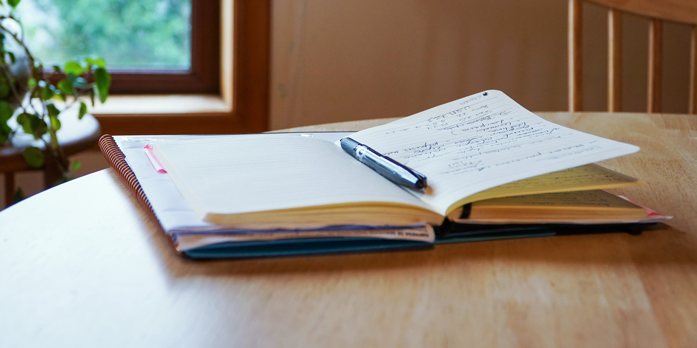 Un cahier ouvert sur une table | Source : Shutterstock
