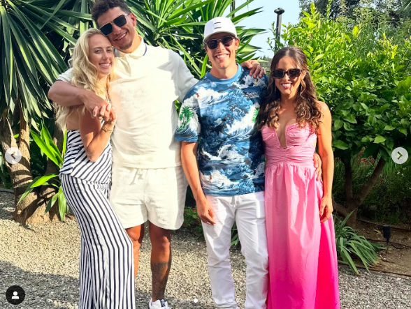 Brittany et Patrick Mahomes avec Summitt et Miranda Hogue posant pour une photo, postée le 16 juillet 2024 | Source : Instagram/summitthogue