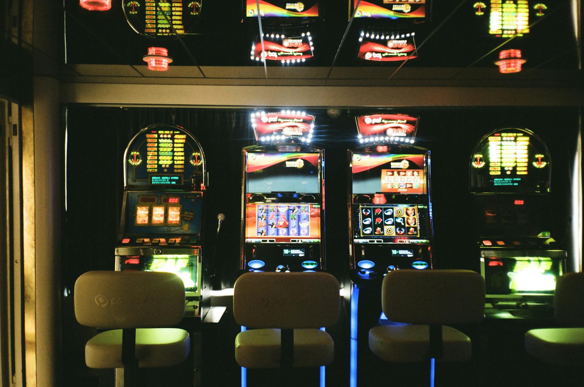 Machines à sous dans un casino | Source : Pexels