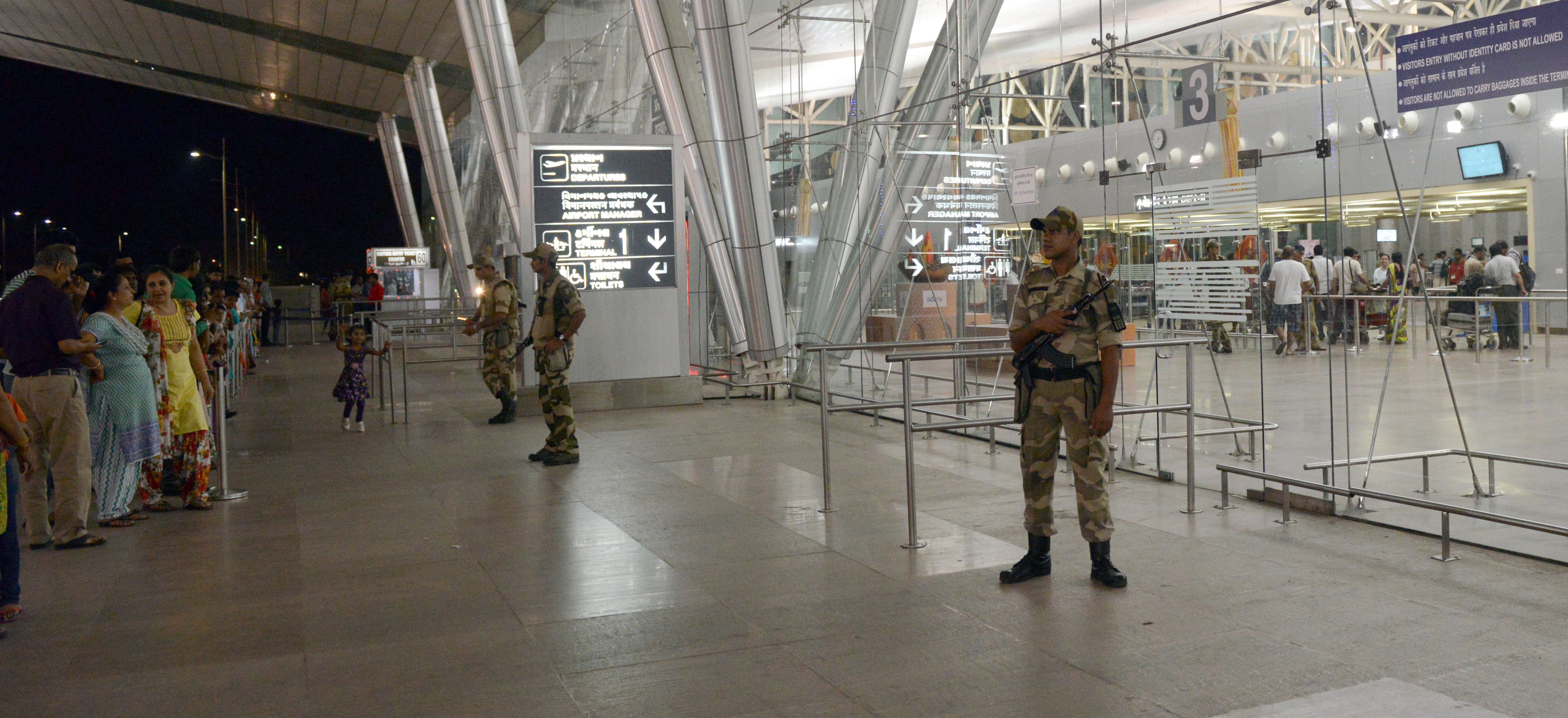 Un soldat paramilitaire indien de la Force centrale de sécurité industrielle (CISF) veille à l'aéroport international Sardar Vallabhbhai Patel d'Ahmedabad, le 24 octobre 2014 | Source : Getty Images