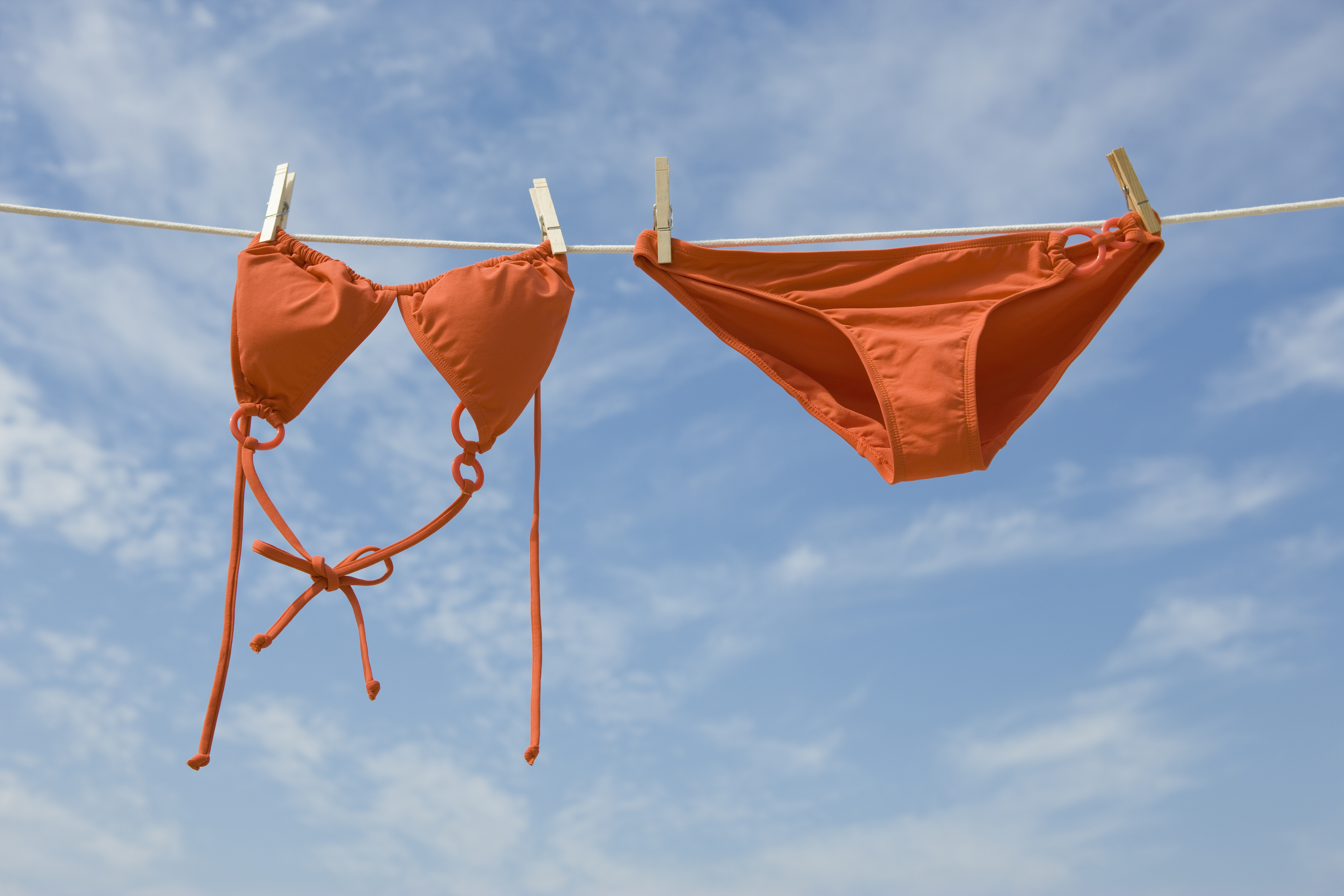Bikini suspendu à un fil à linge | Source : Getty Images