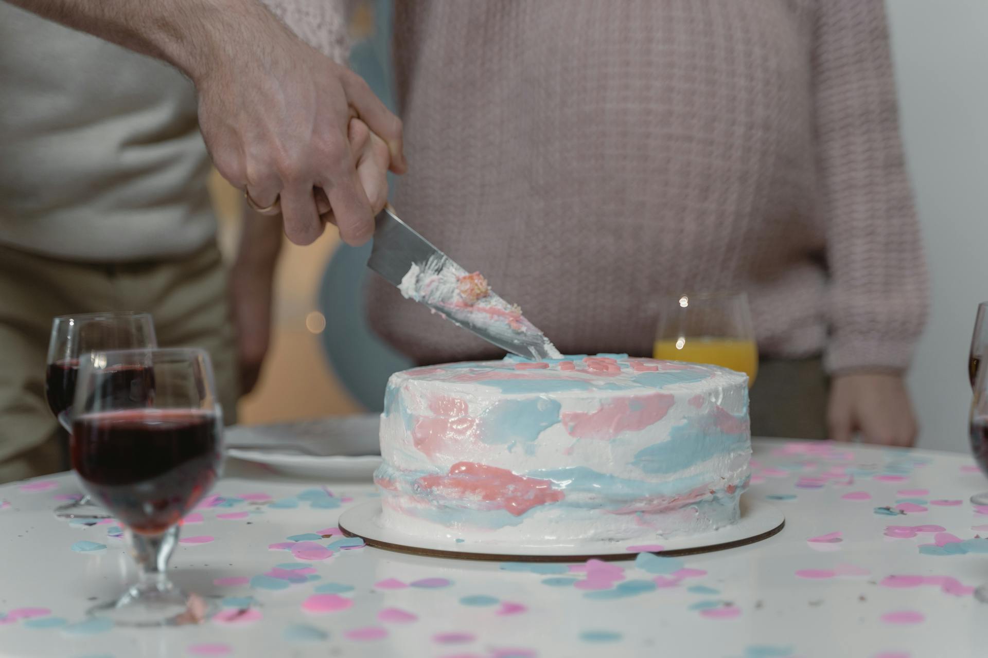 Un couple tranche son gâteau de révélation du sexe | Source : Pexels