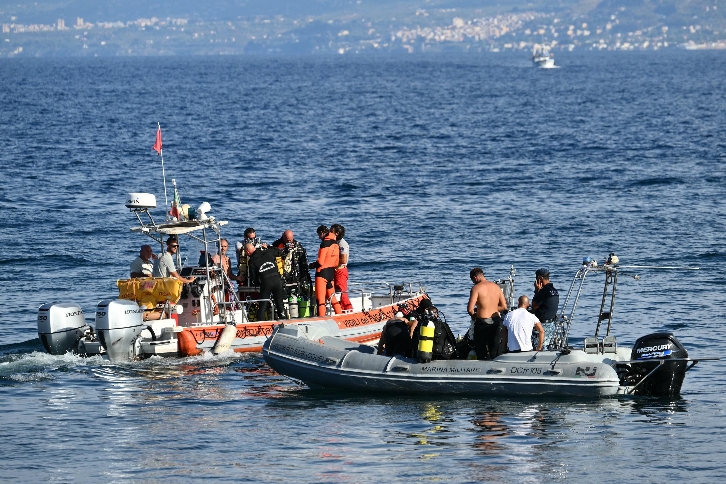 Des équipes de secours opérant au large du port de Porticello, près de Palerme, en Italie, où elles ont recherché des personnes disparues après le naufrage du yacht de luxe Bayesian battant pavillon britannique, le 22 août 2024. | Source : Getty Images