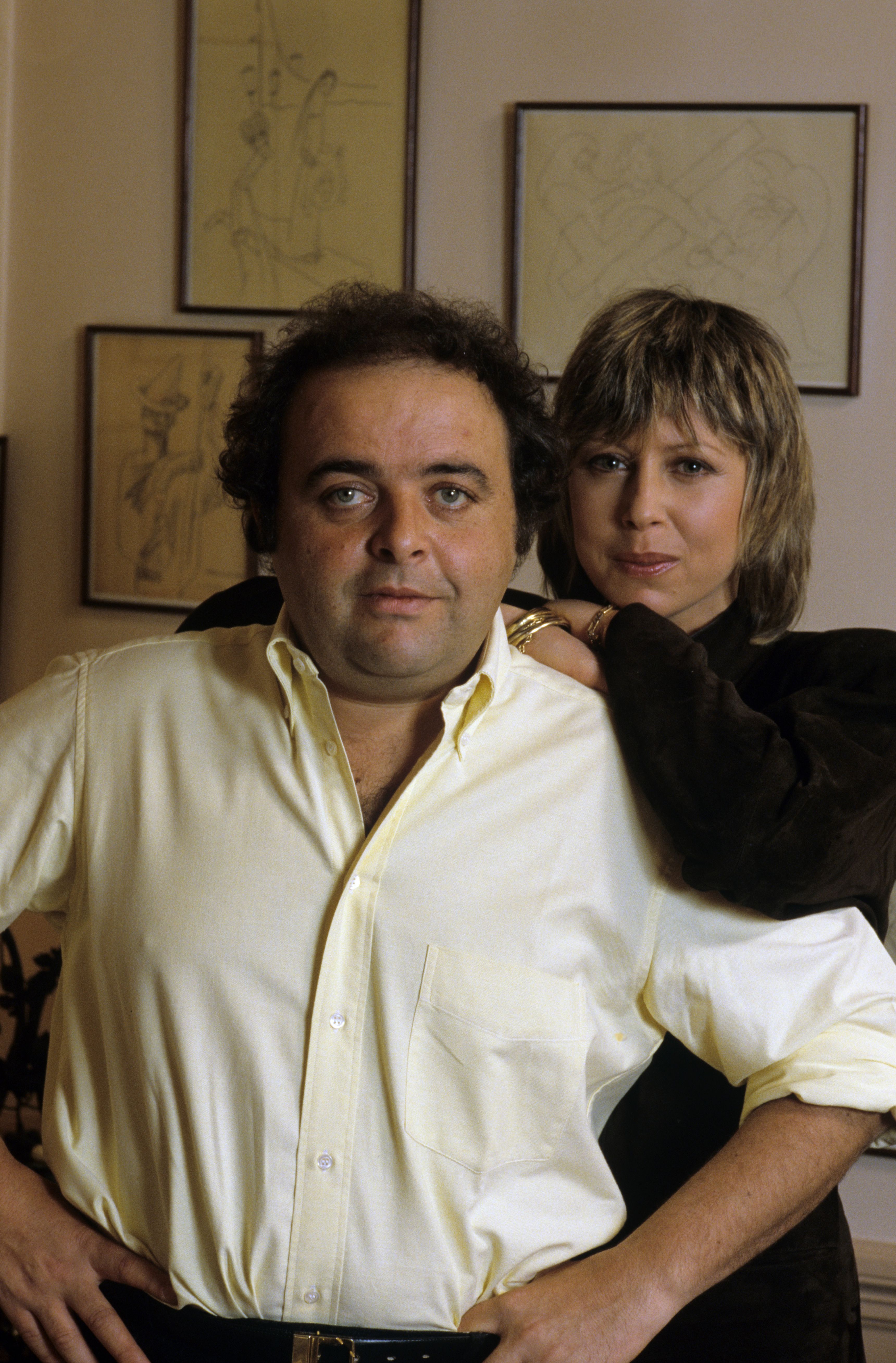 Portrait de Jacques VILLERET chez lui avec son épouse Irina, posant enlacés, 14 avril 1986 | Photo : Getty Images