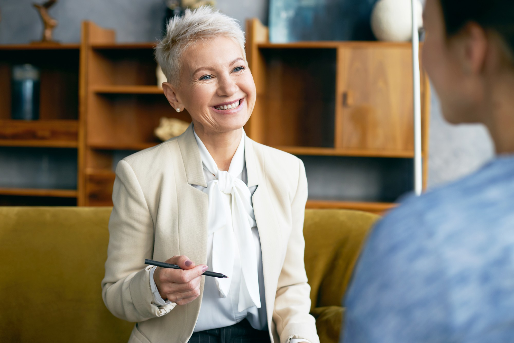 Une femme plus âgée qui parle à une plus jeune | Source : Freepik