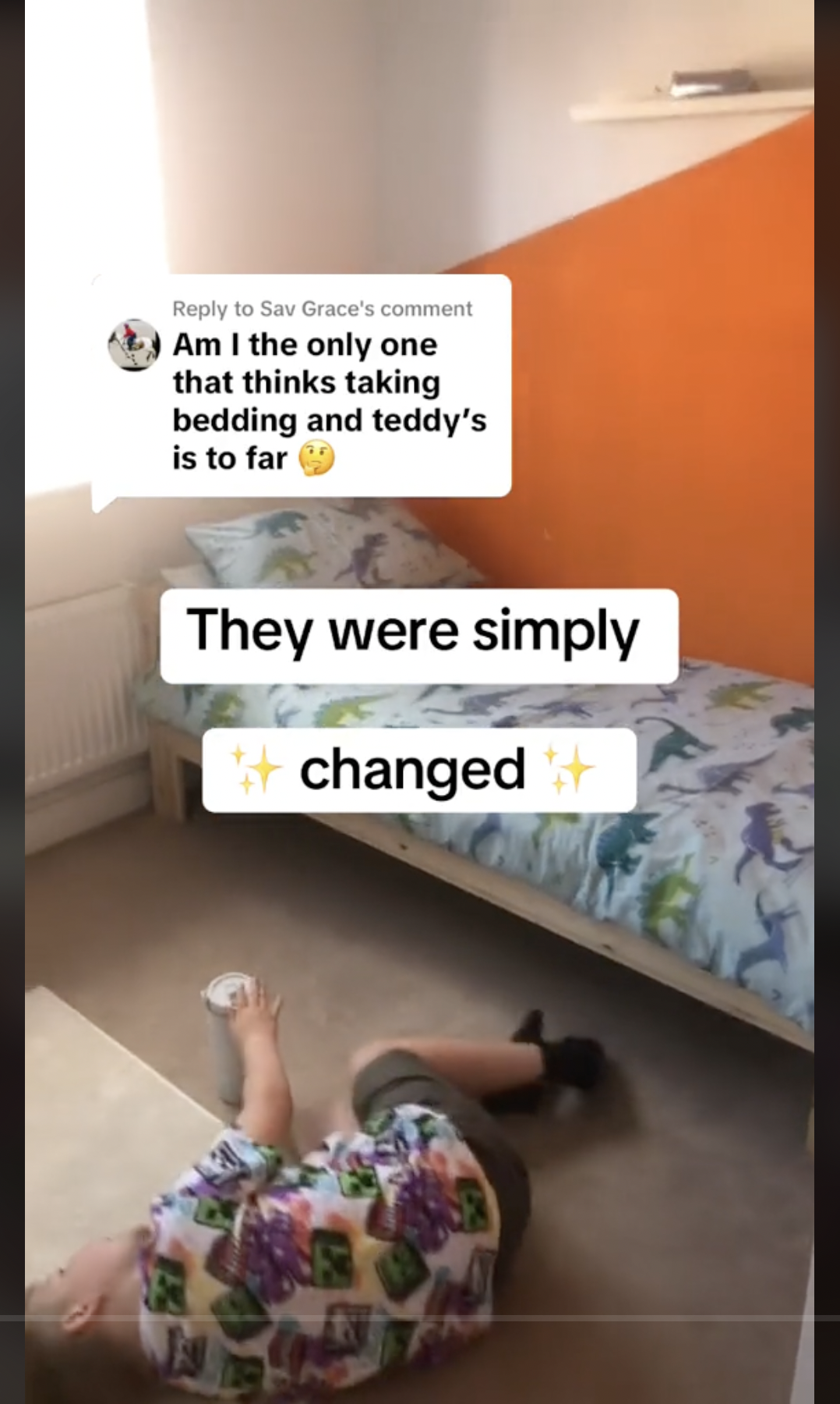 L'un des fils de Katie Johnson est photographié allongé sur le sol dans sa chambre presque vide | Source : TikTok/katiejohnston07