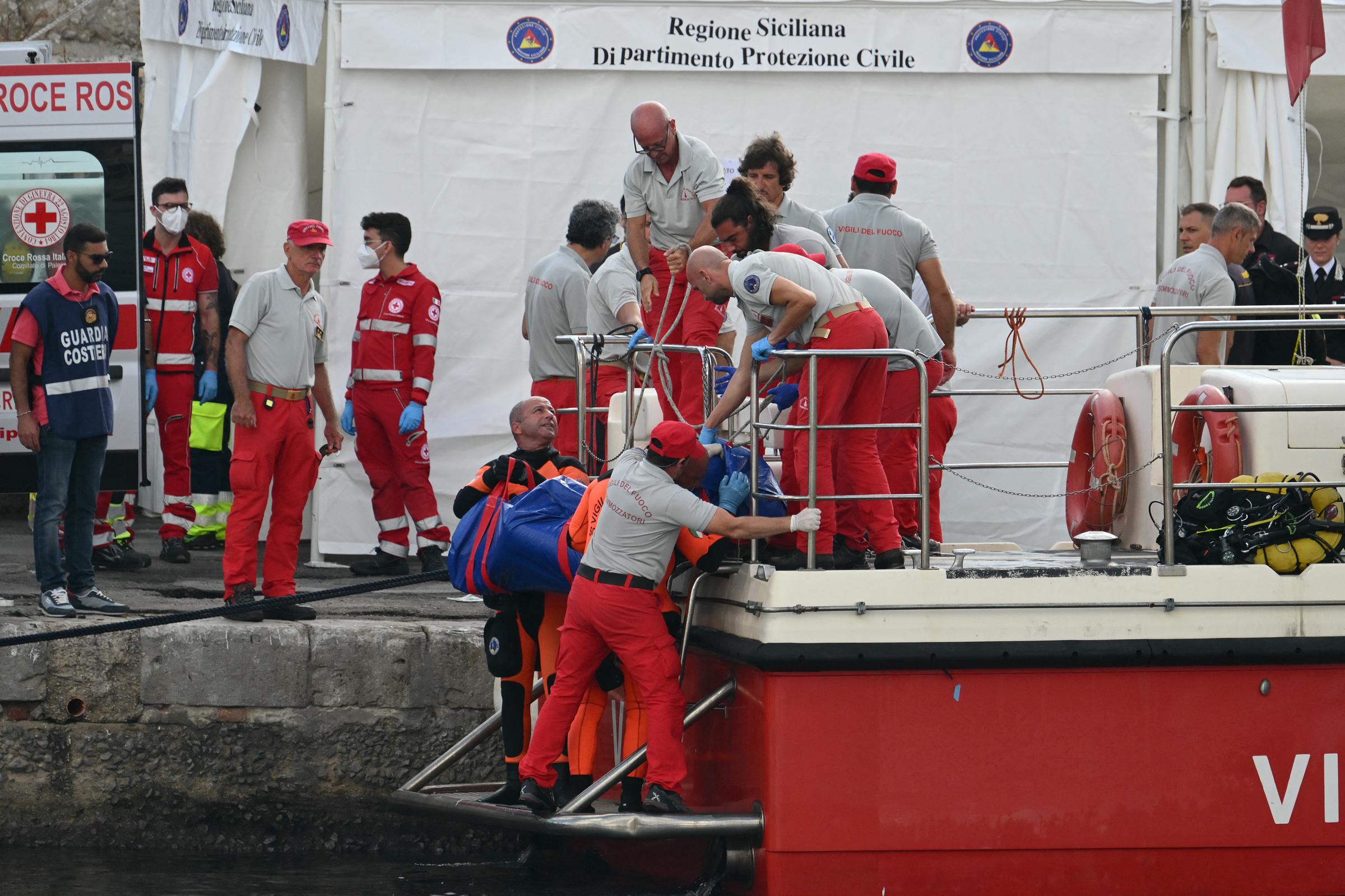 Des sauveteurs transportent un corps après le retour des plongeurs dans le port de Porticello, près de Palerme, le 22 août 2024 | Source : Getty Images