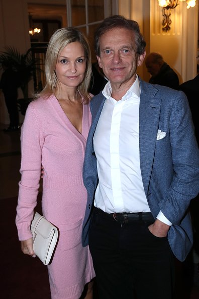 Le docteur Frédéric Saldmann et son épouse Marie Saldmann assistent à la pièce de théâtre "Palace" au Théâtre de Paris le 15 octobre 2019 à Paris, France. | Photo | Getty Images