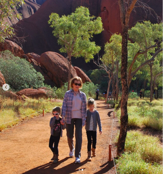 Janelle Ann Kidman marchant main dans la main avec ses petites-filles, Faith et Sunday Kidman Urban, posté le 11 mai 2025. | Source : Instagram/nicolekidman