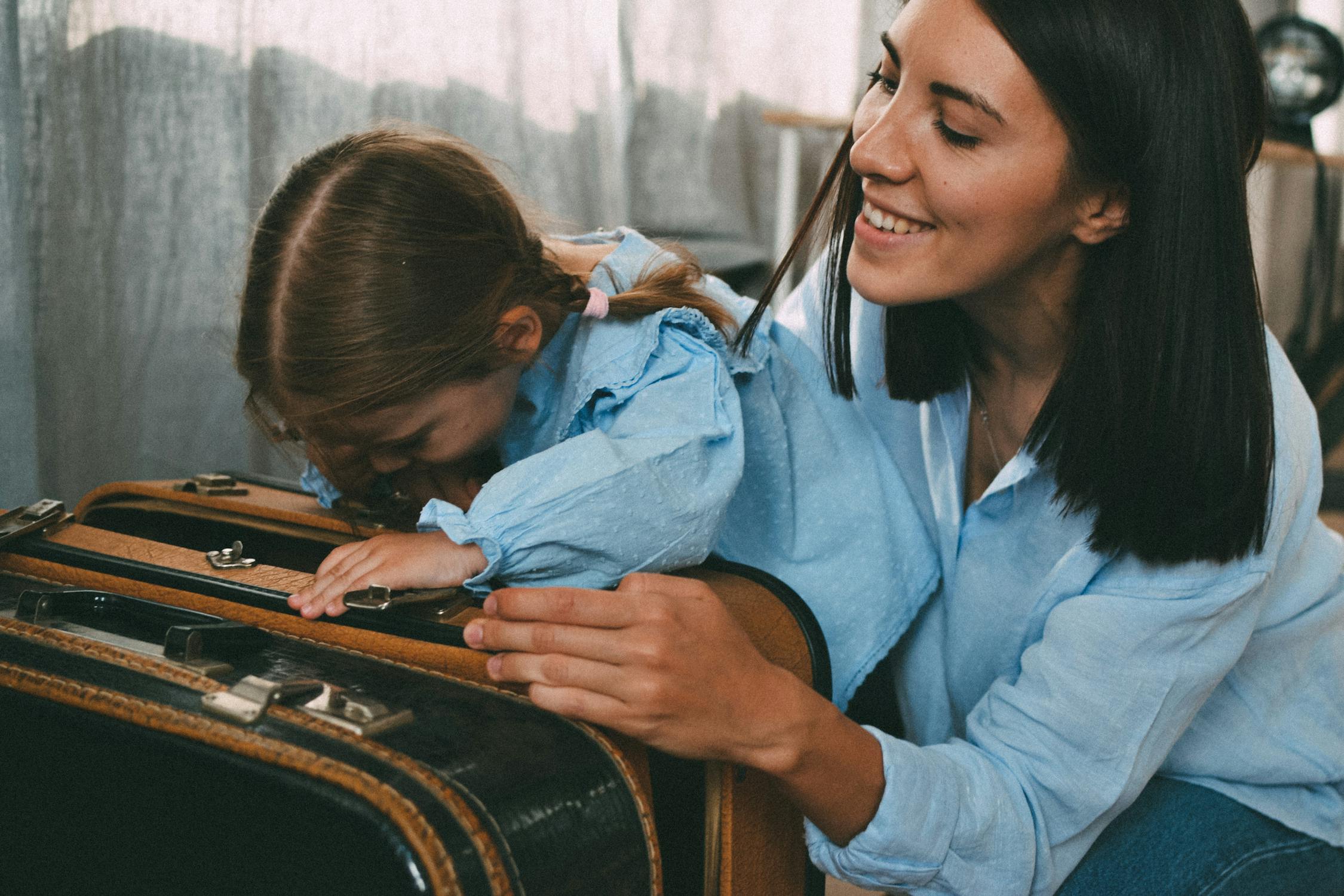 Une femme fait ses valises avec sa fille | Source : Pexels