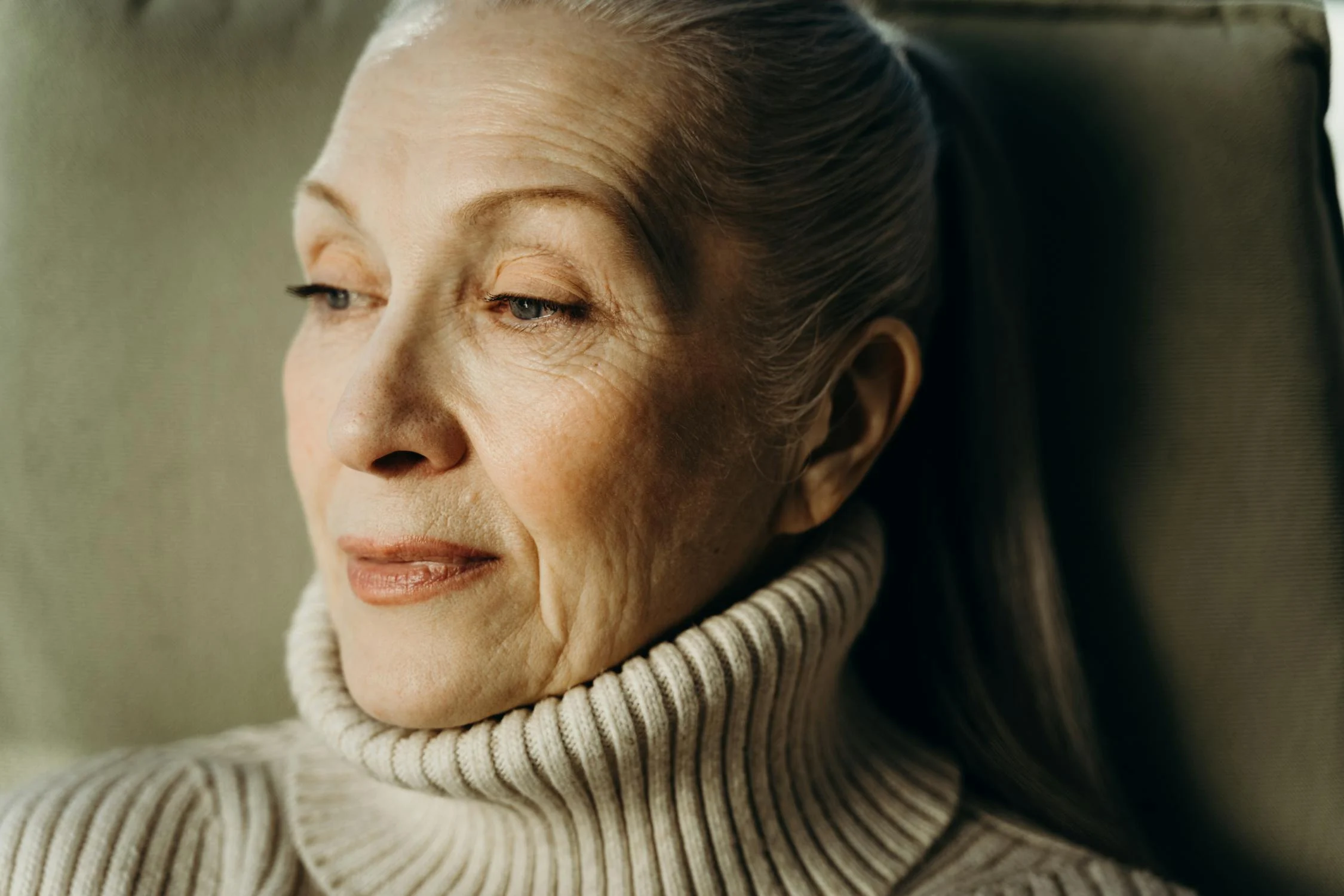 Une femme en pleine réflexion | Source : Pexels