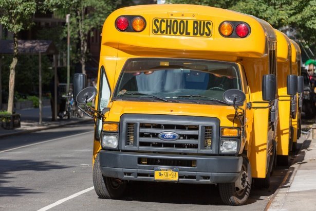 Un bus scolaire garé dans une rue. | Photo : PublicDomain Pictures