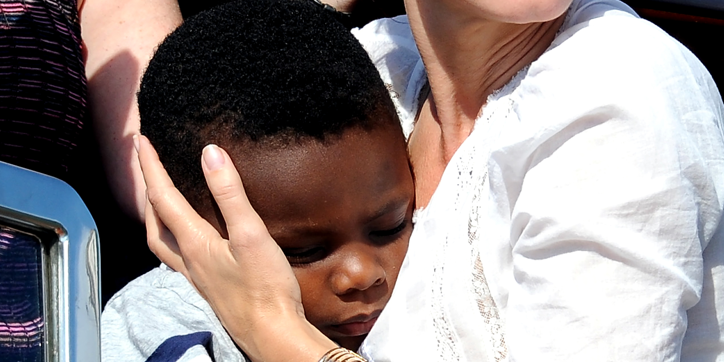 Un jeune garçon serré dans ses bras par sa célèbre mère adoptive | Source : Getty Images