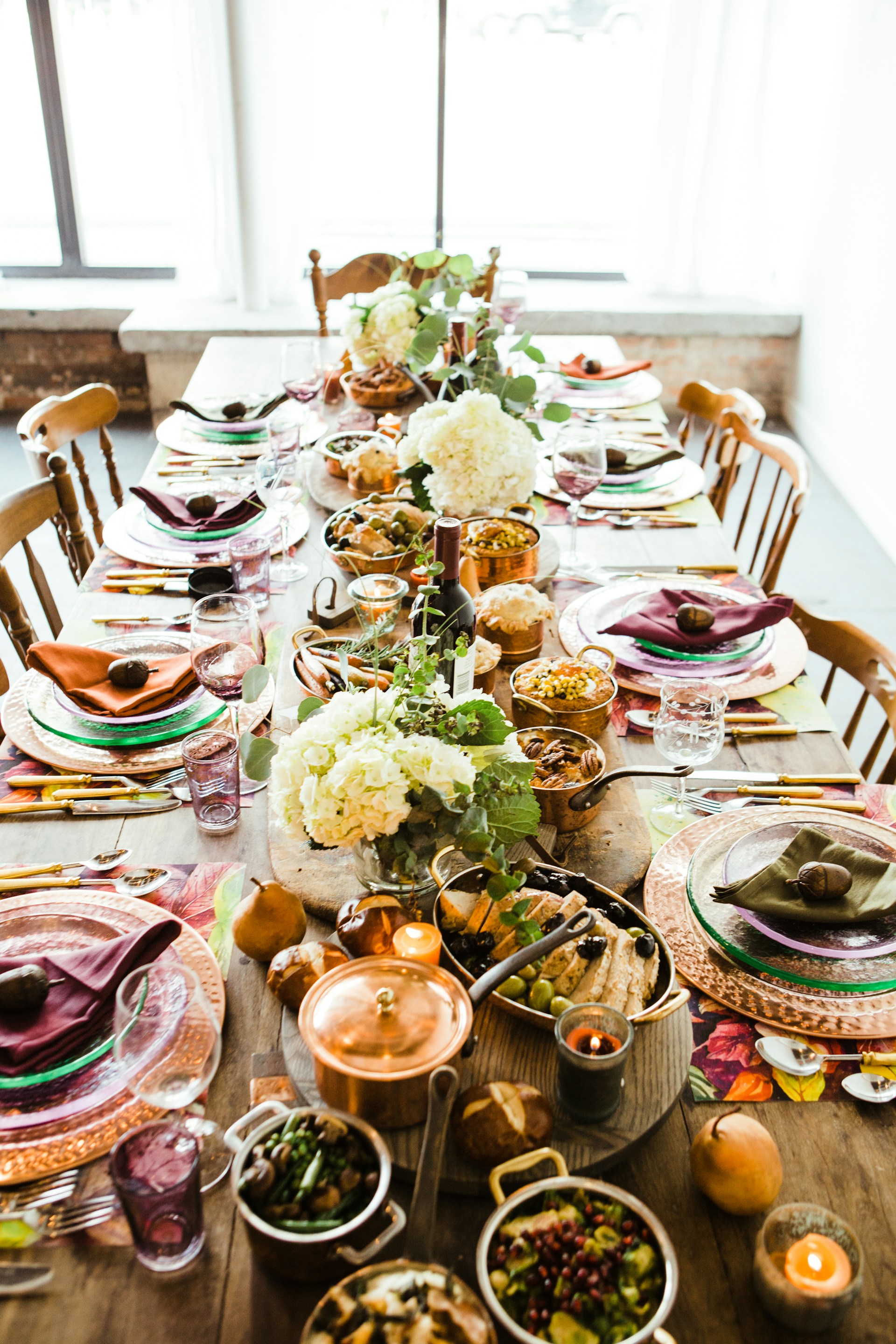 Table dressée pour un dîner en famille | Source : Unsplash