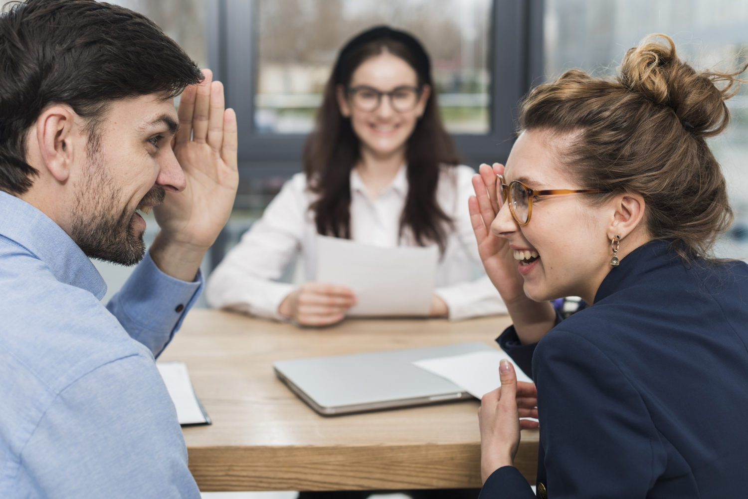 Des gens font des commérages dans un bureau | Source : Freepik