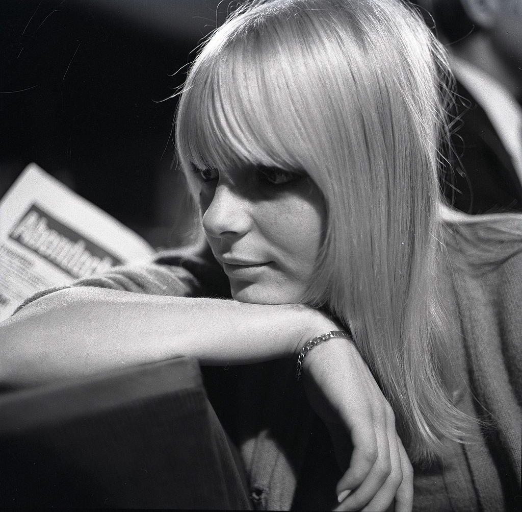 Portrait de la chanteuse française France Gall sur le plateau de l'émission télévisée "Vergissmeinnicht", vers 1965 en Allemagne. | Photo : Getty Images