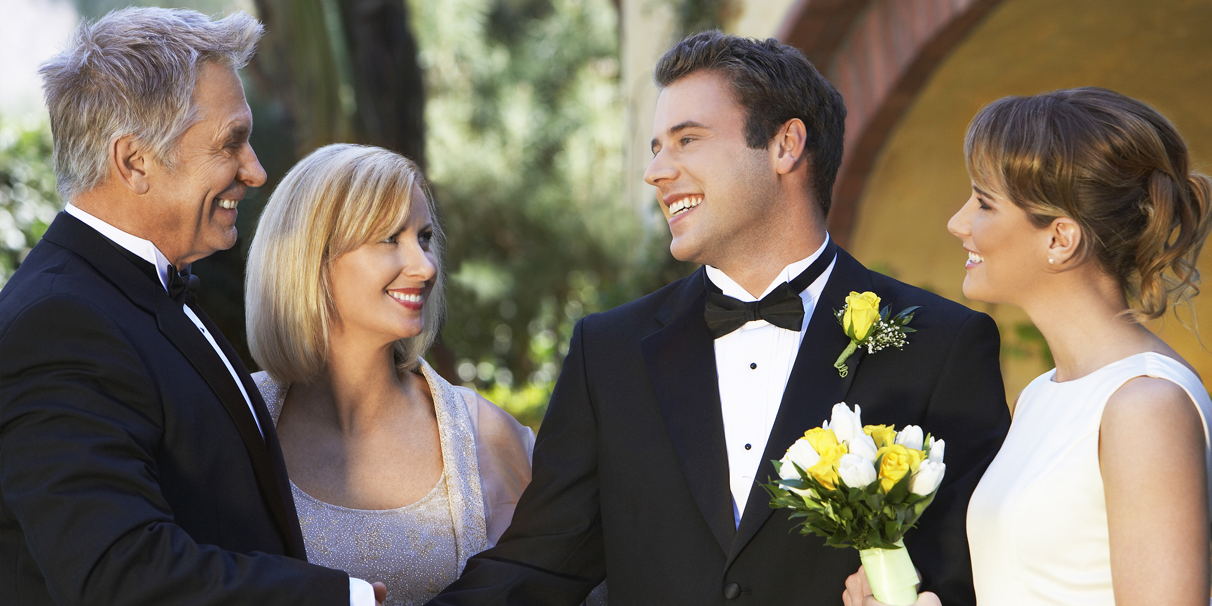 Une mariée et un marié avec un couple plus âgé | Source : Shutterstock