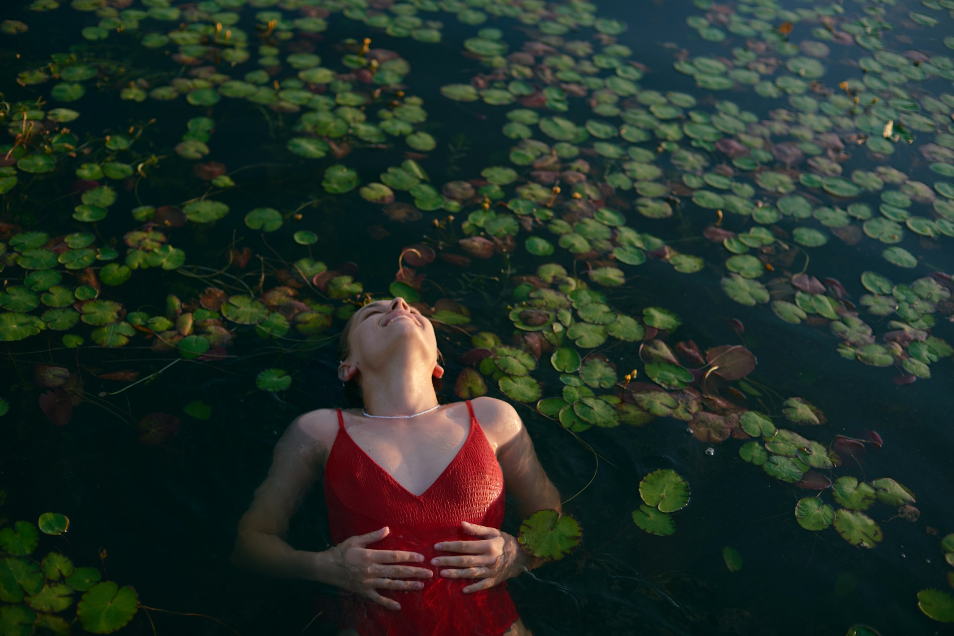 Quelqu'un se baignant dans un lac | Source : Unsplash