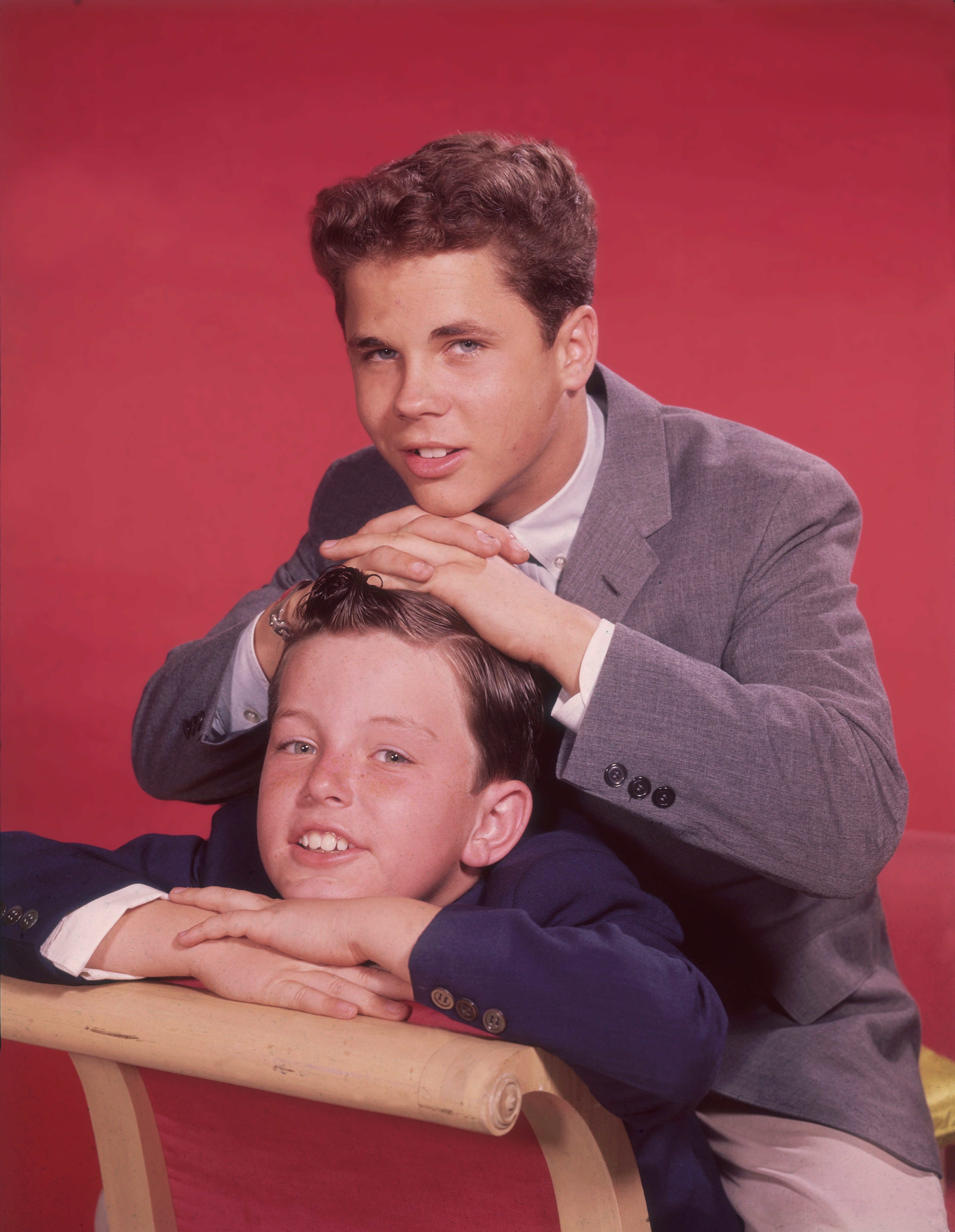 La star de « Leave It to Beaver » avec son partenaire, vers 1957. Diffusée de 1957 à 1963, la série suivait la vie d'une famille respectable vivant en banlieue, capturant les hauts et les bas de l'enfance et de la vie familiale en Amérique. | Source : Getty Images