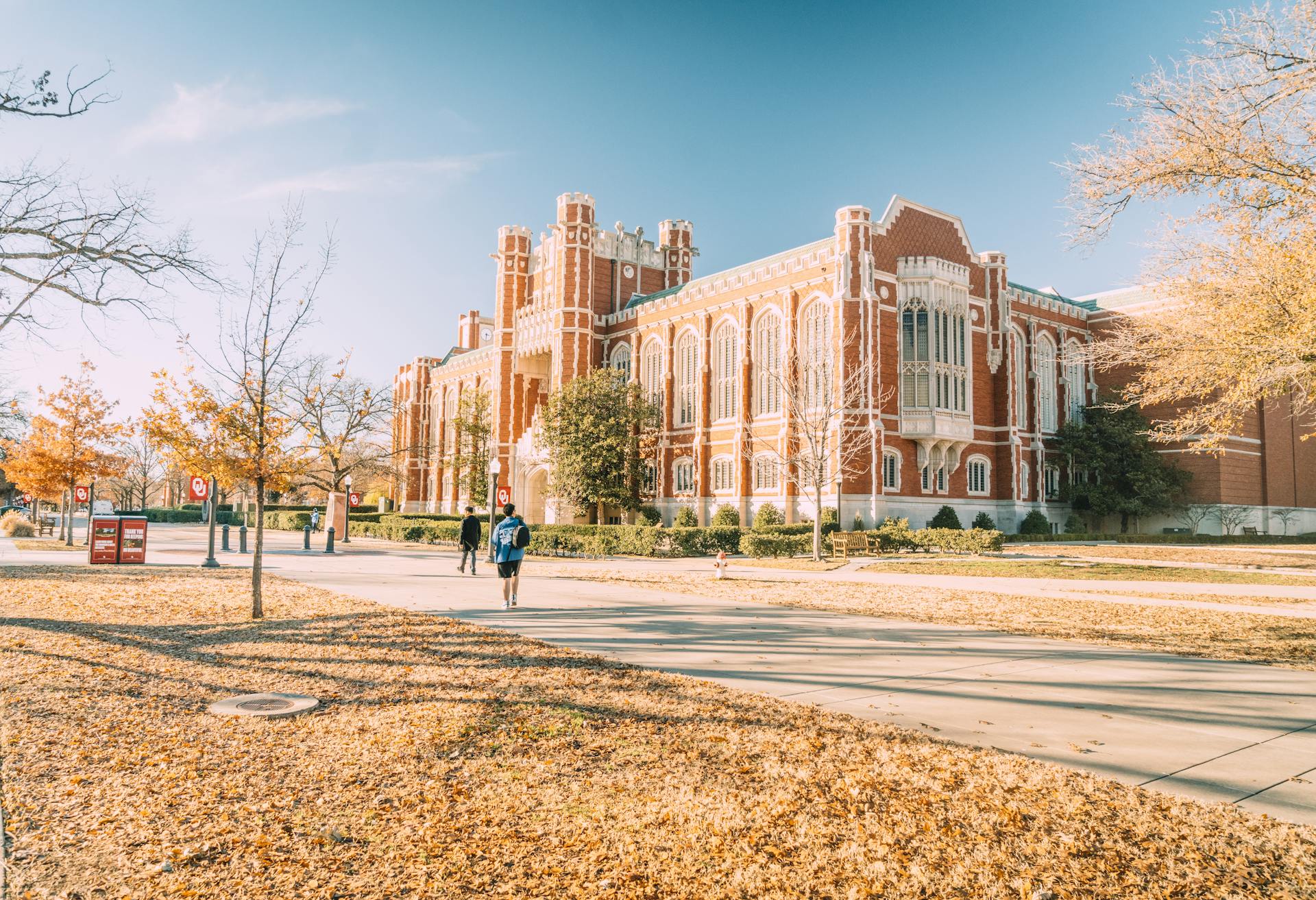 Un campus universitaire en automne | Source : Pexels