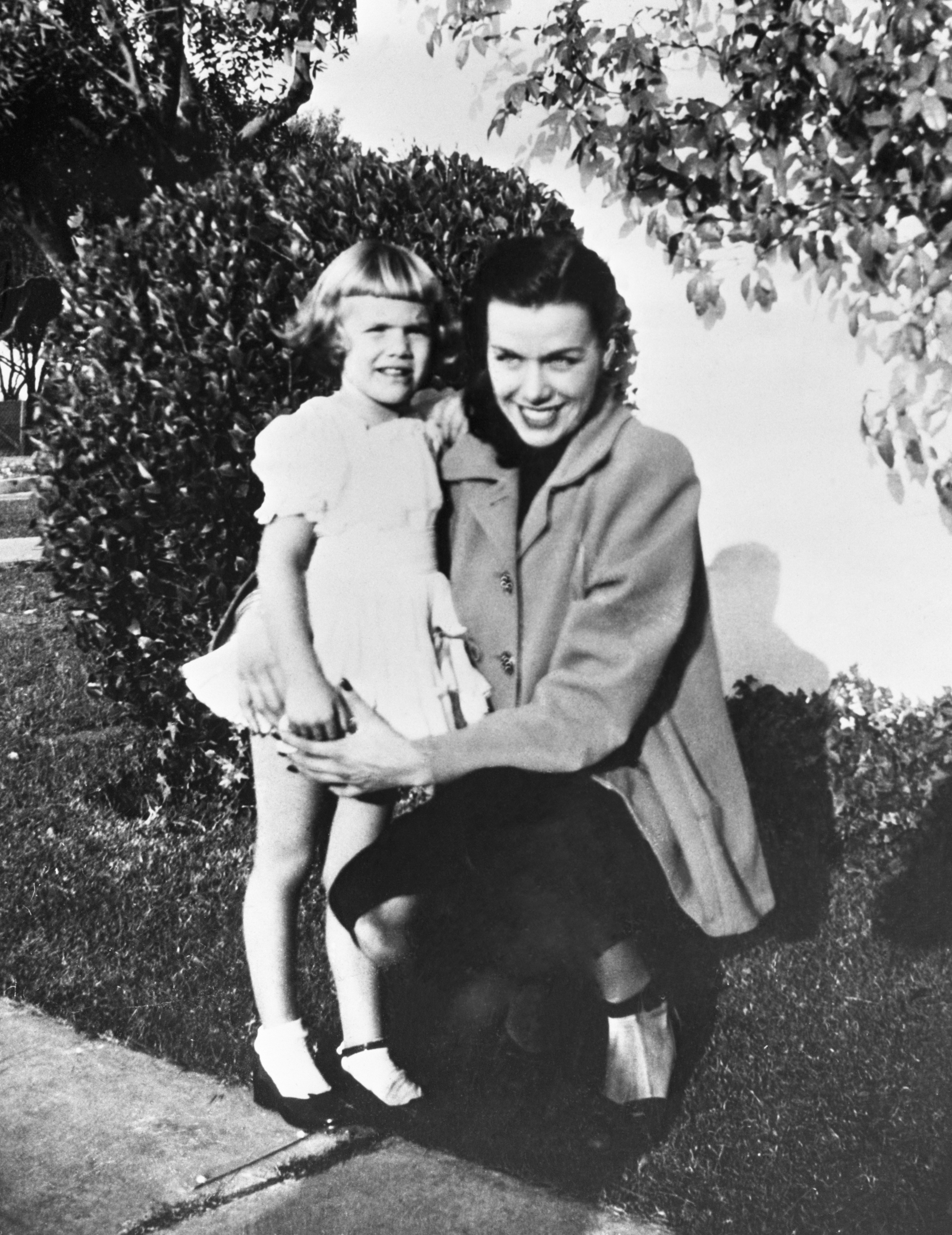 Jean Spangler et sa fille, Christine, le 1er octobre 1949, six jours avant la disparition de Spangler | Photo : Getty Images