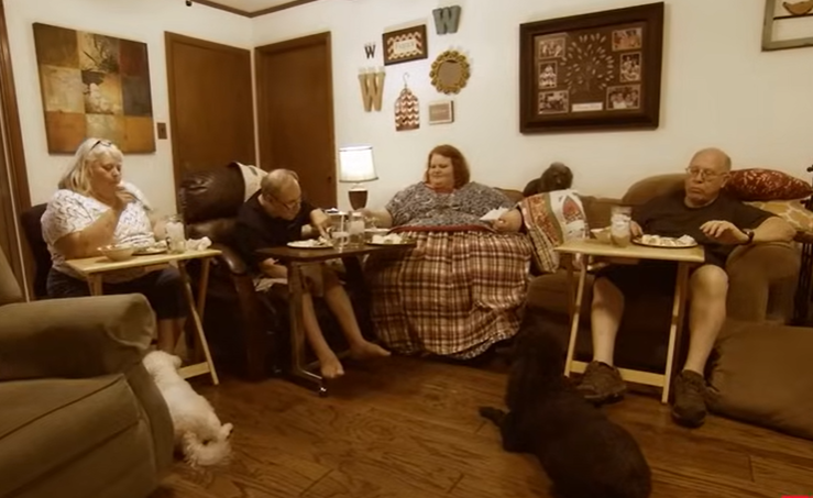 Nikki Webster et sa famille lors d'un épisode de "My 600-lb Life", extrait d'une vidéo datée du 30 octobre 2023 | Source : Youtube/@tlc