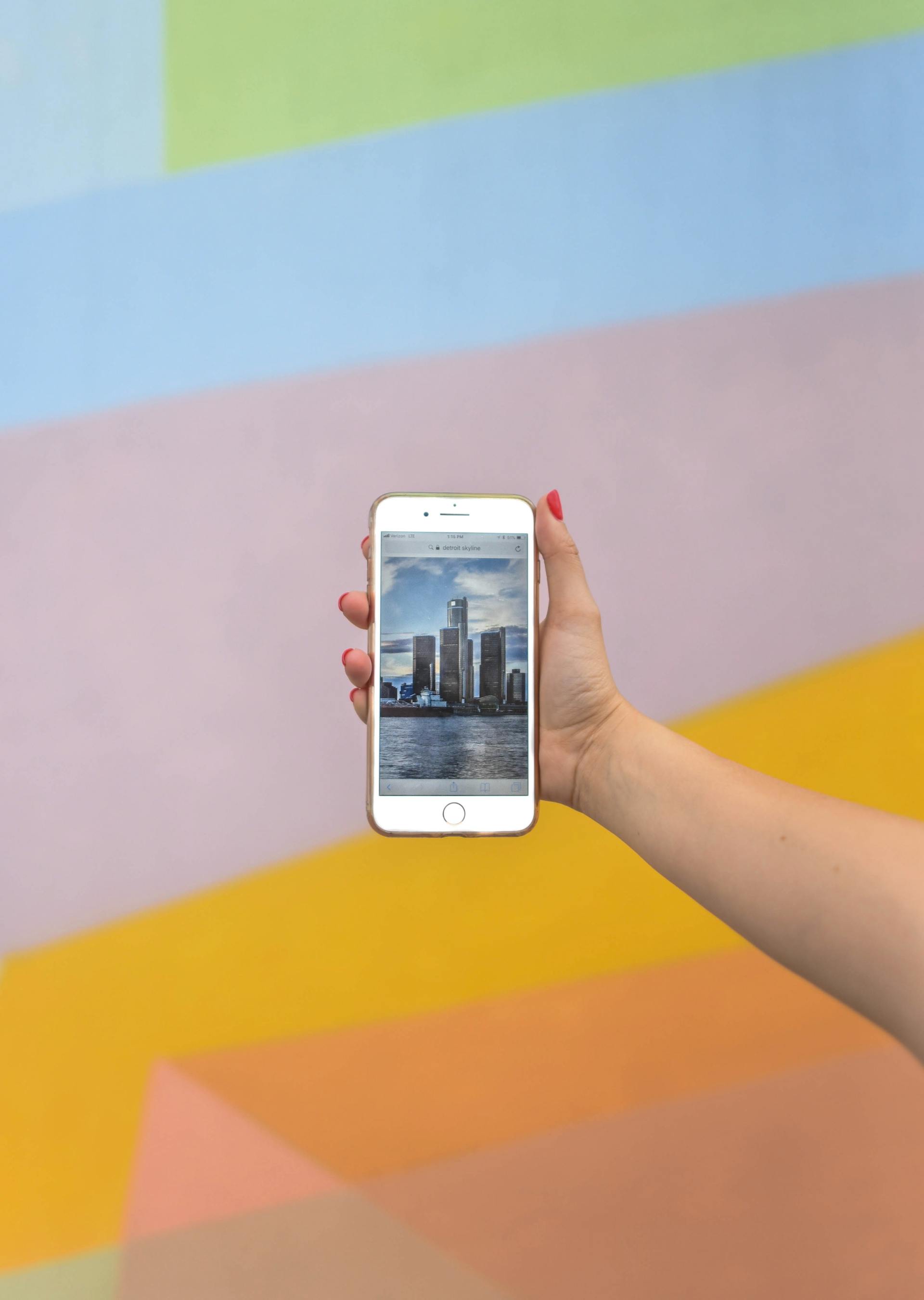 Une femme tenant un téléphone portable | Source : Pexels