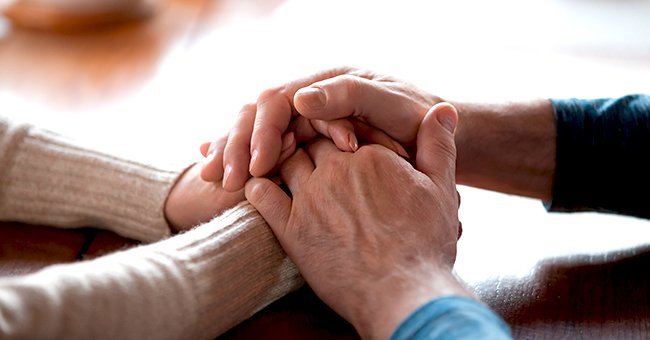 Des personnes âgées se tenant la main. | Source : Shutterstock