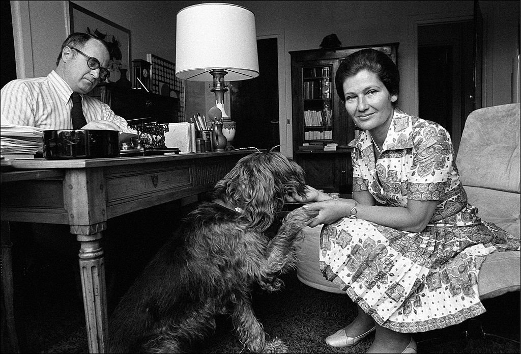 Le ministre de la Santé Simone Veil à Paris, France, le 17 juin 1974 - Antoine et Simone Veil avec son chien "Chadoc" à la maison. | Photo : Getty Images