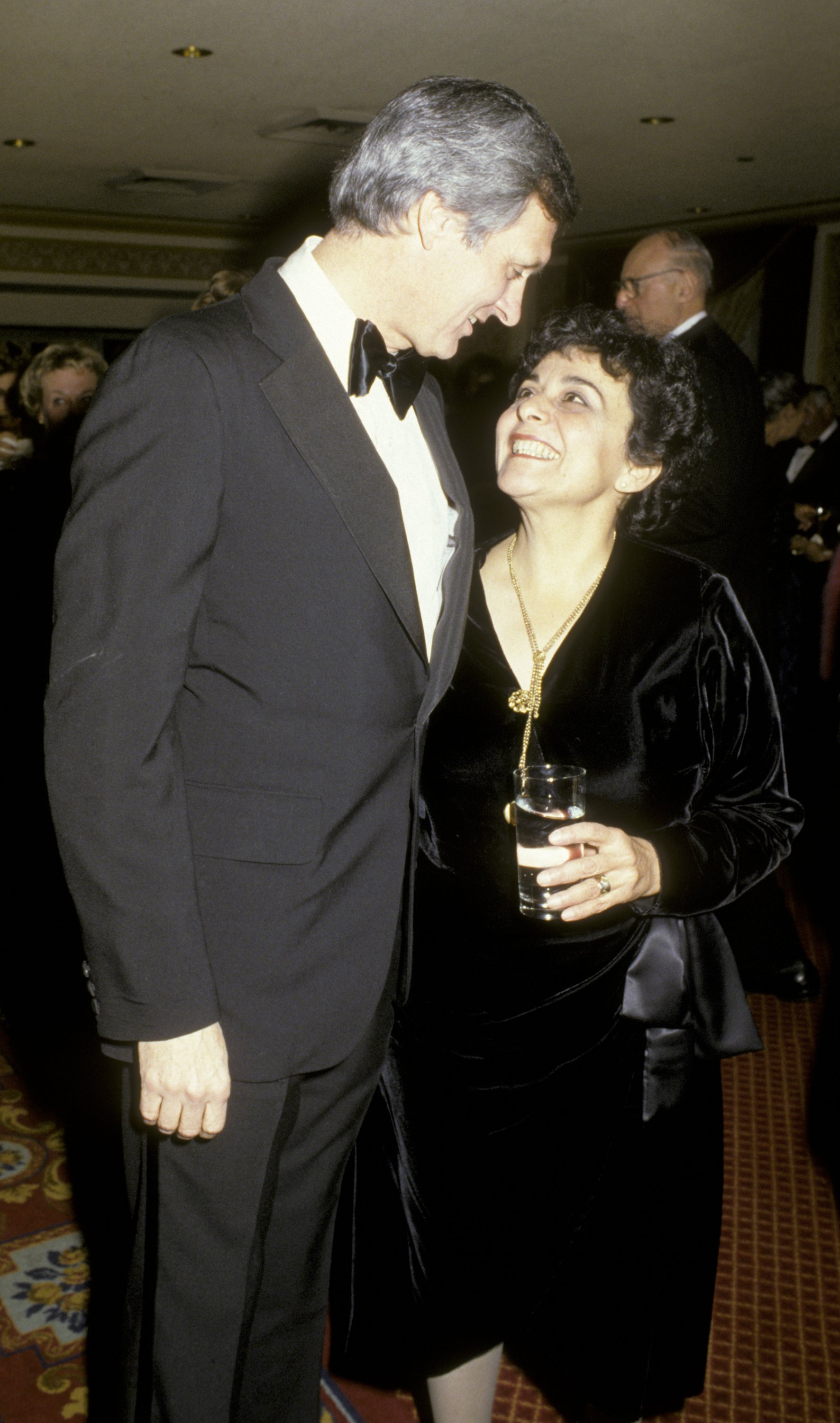Alan Alda et sa femme Arlene Weiss assistent à la première cérémonie annuelle des Guild Hall Awards le 23 septembre 1986 à l'hôtel St. Regis à New York : Getty Images