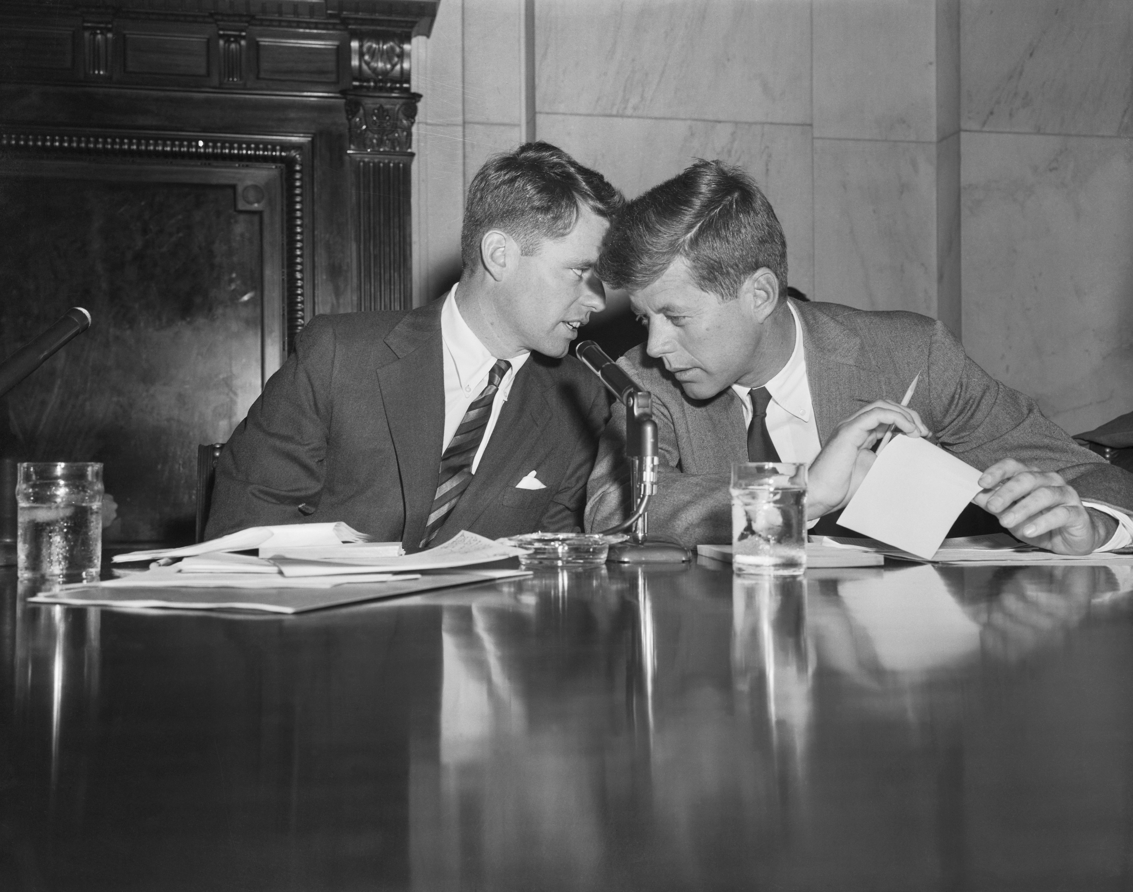 Robert F. Kennedy et John F. Kennedy photographiés le 26 février 1957. | Source : Getty Images