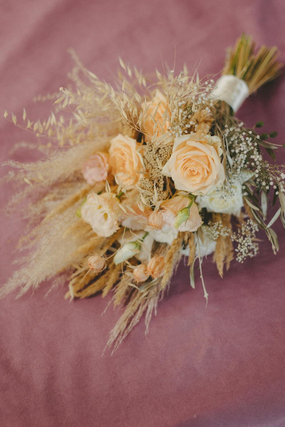 Un bouquet de mariée sur du tissu | Source : Pexels