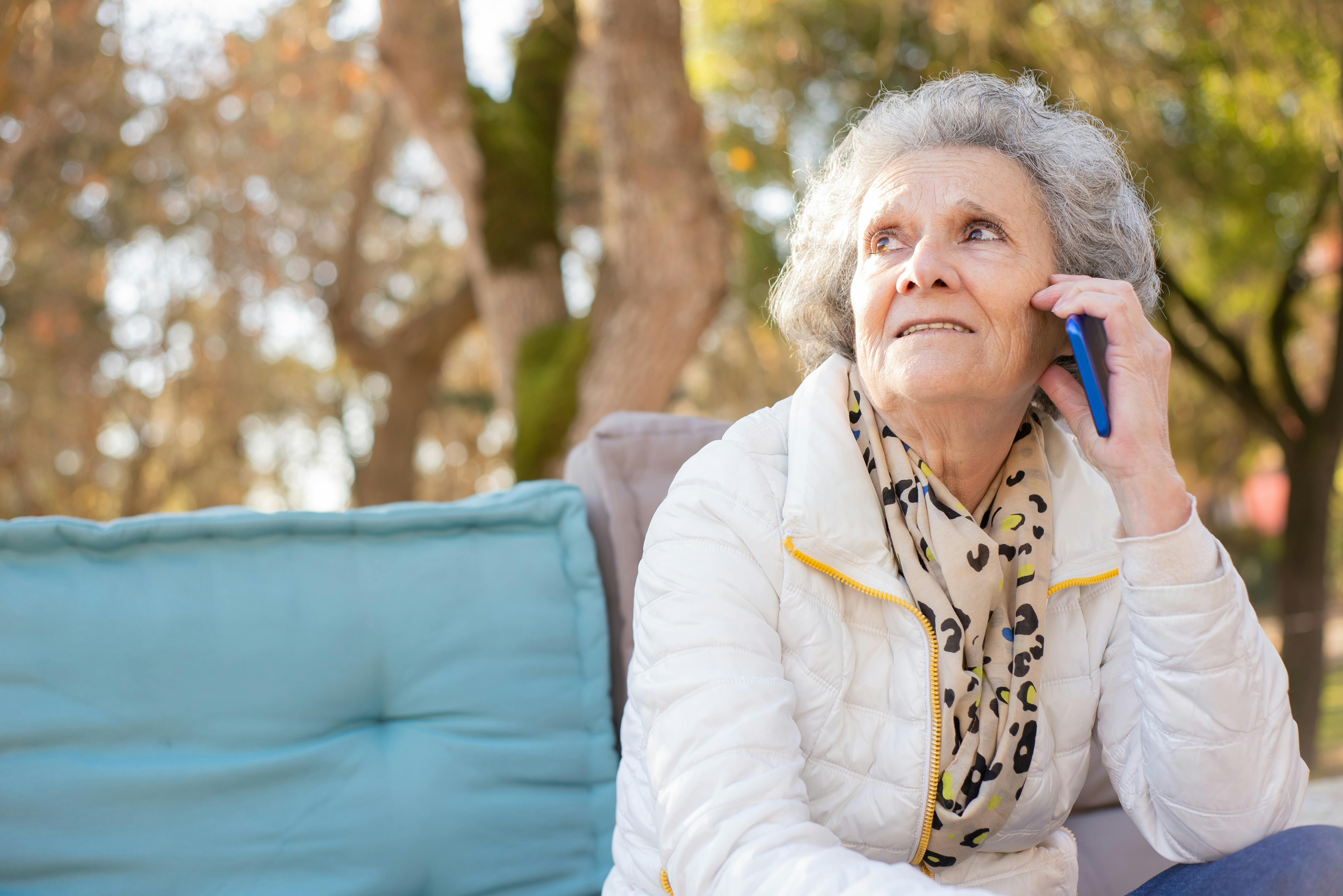 Dame âgée parlant au téléphone | Source : Pexels