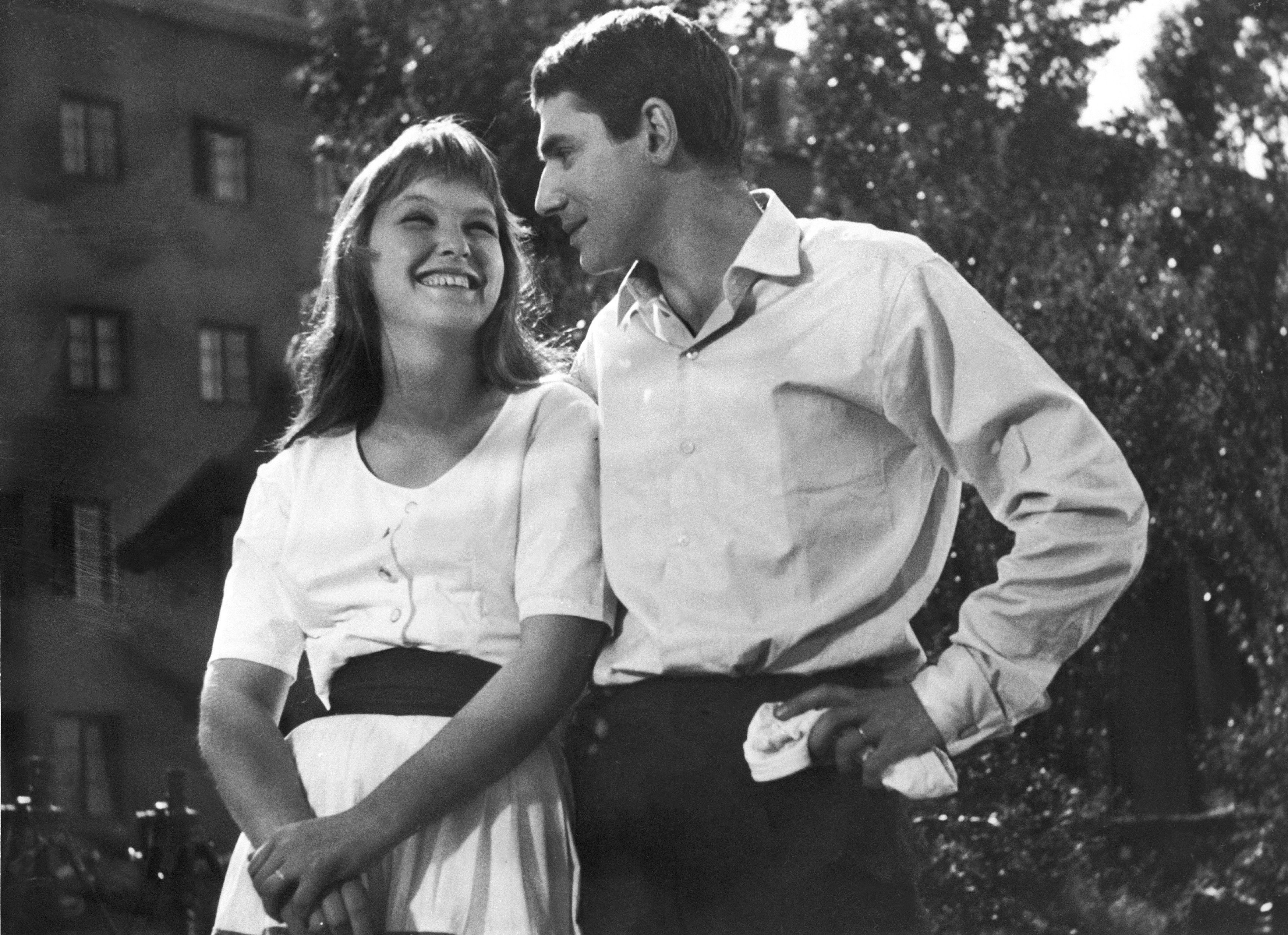 Portrait en août 1959 de Robert HOSSEIN et de son épouse l'actrice Marina VLADY.  | Photo : Getty Images