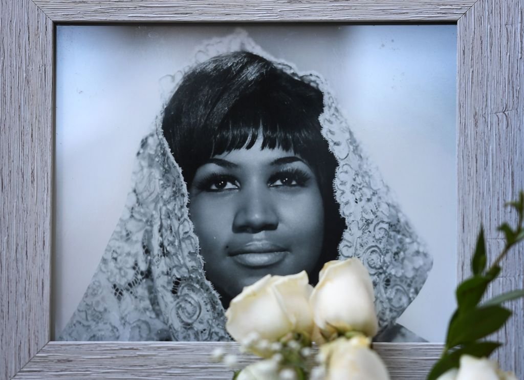 Des fleurs et des hommages sont placés sur l'étoile pour Aretha Franklin sur le Hollywood Walk of Fame à Hollywood, Californie, le 16 août 2018, après l'icône de la musique, chanteuse légendaire et "Queen of Soul".| Photo : Getty Images