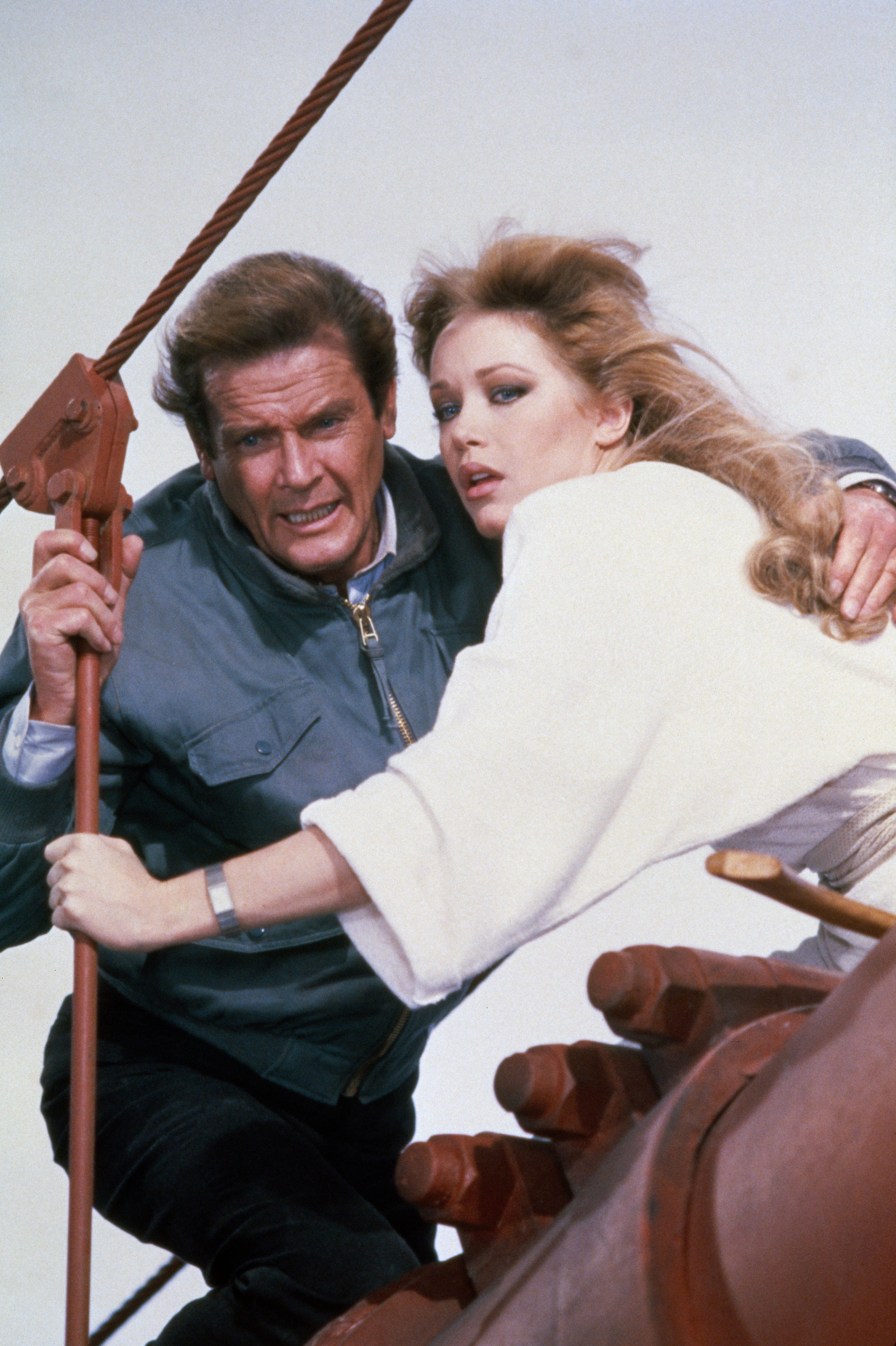 Roger Moore et Tanya Roberts sur le plateau du film de James Bond 007 A View to a Kill. | Photo : Getty Images