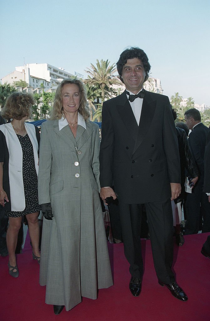 Brigitte FOSSEY et son mari Yves SAMAMA posant lors du 47e Festival de cannes 1994 en France. l Source : Getty Images