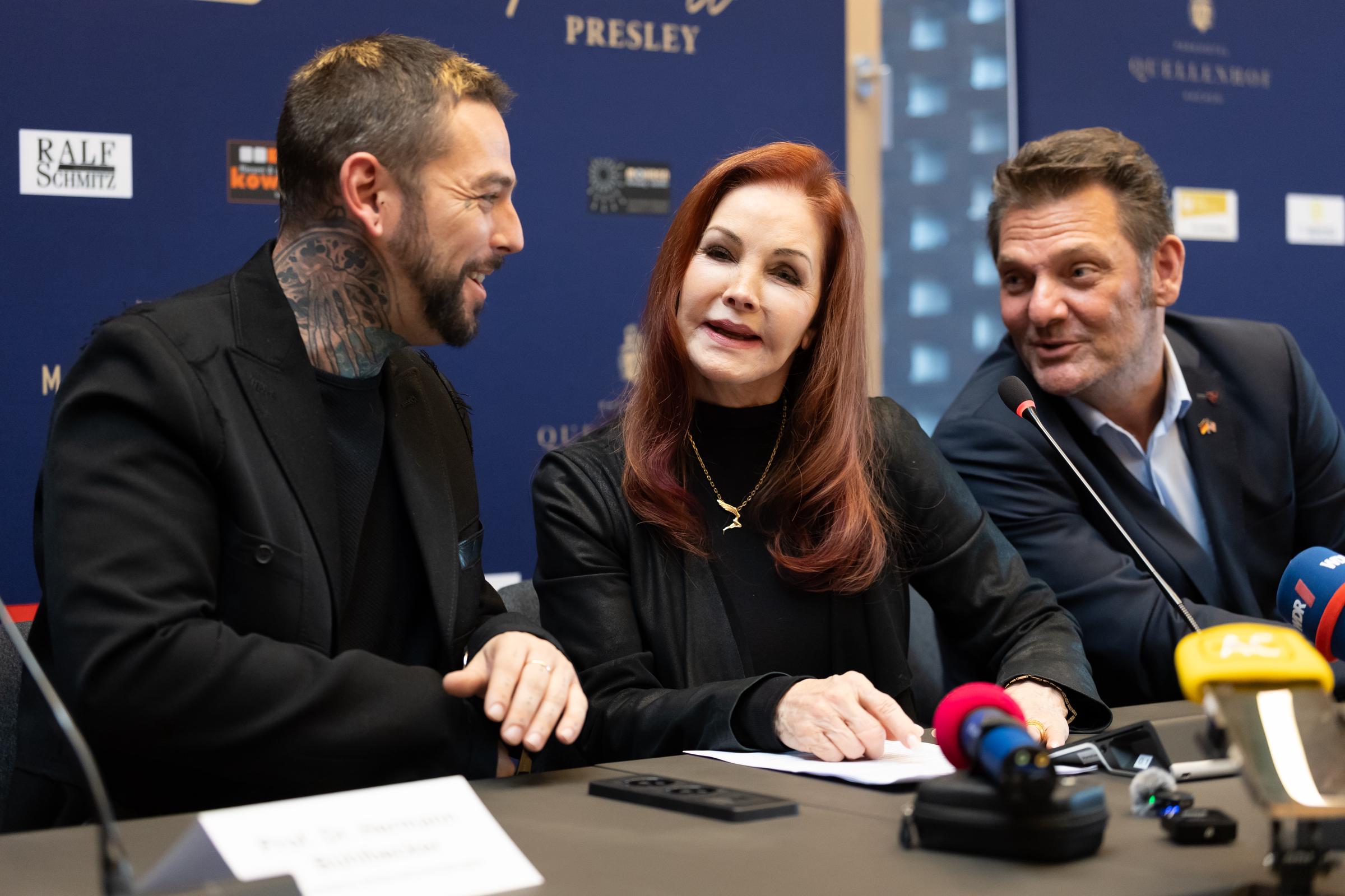 Priscilla Presley s'est rendue à Baesweiler, en Allemagne, le 20 octobre 2026, à l'occasion d'un événement spécial célébrant sa vie aux côtés d'Elvis Presley. La femme de 81 ans a signé le Livre d'or de la ville et a présenté son fils à la foule pendant la cérémonie. | Source : Getty Images