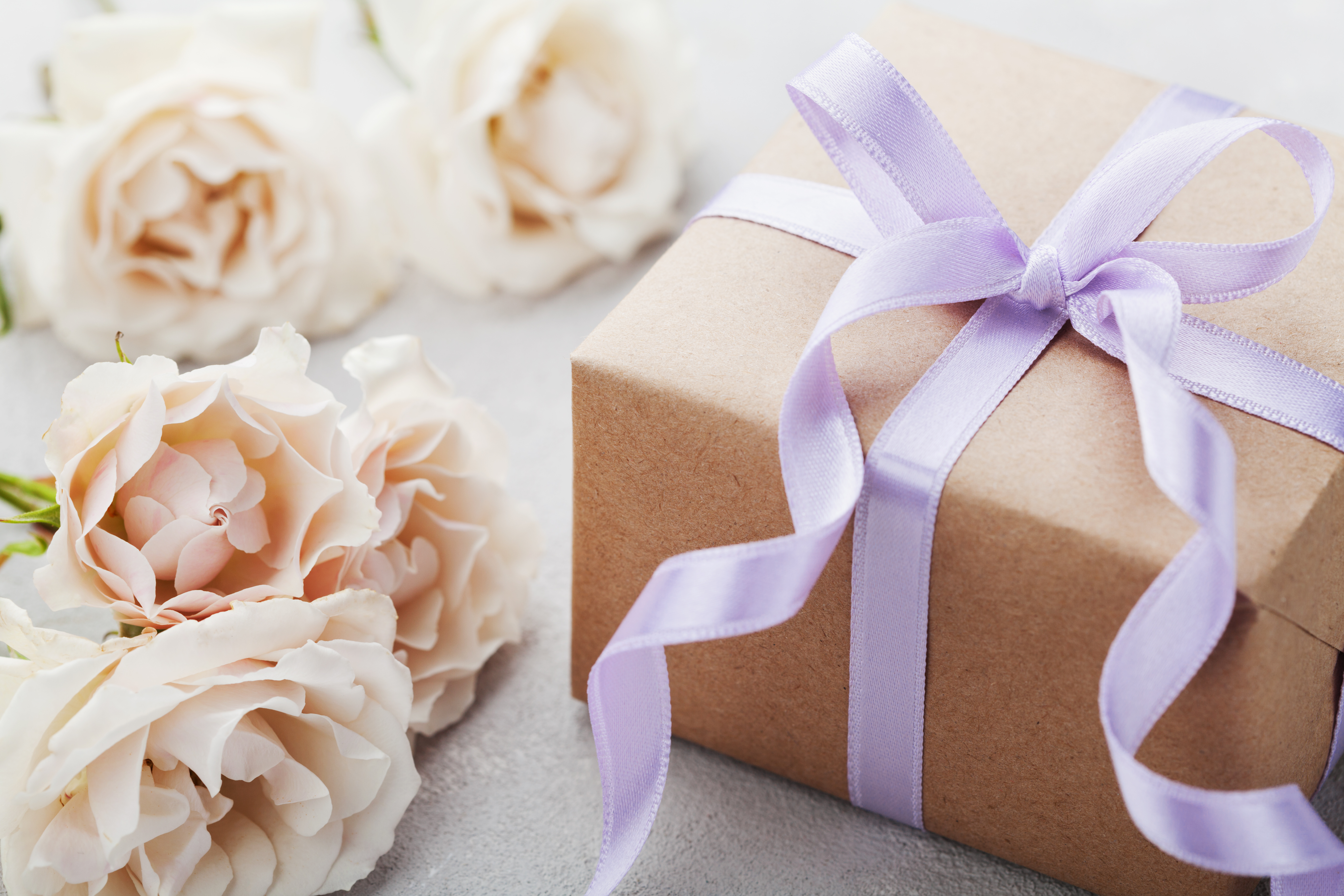 Un paquet cadeau emballé | Source : Shutterstock