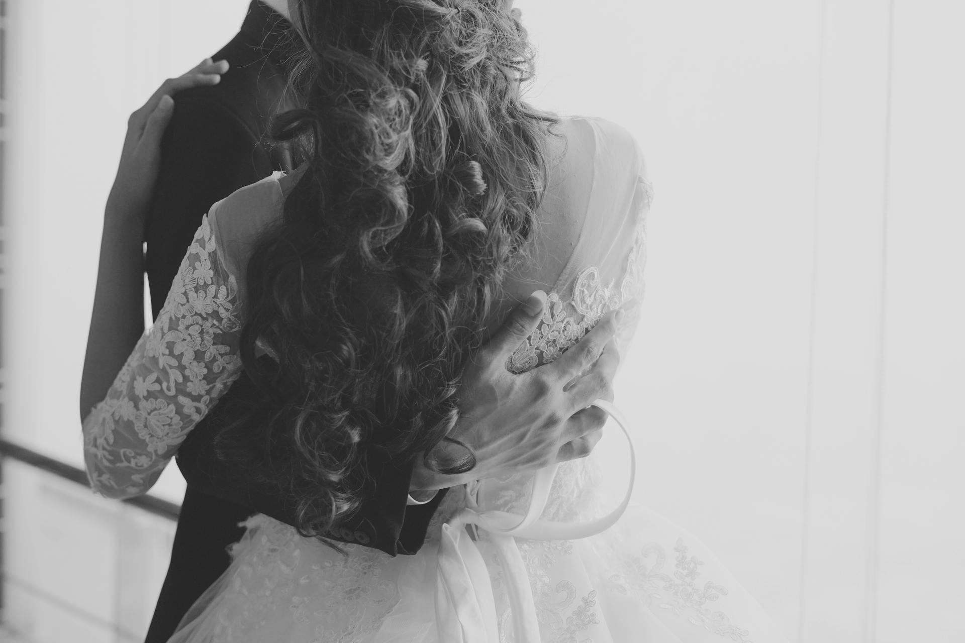 A grayscale photo of a bride and groom embracing | Source: Pexels