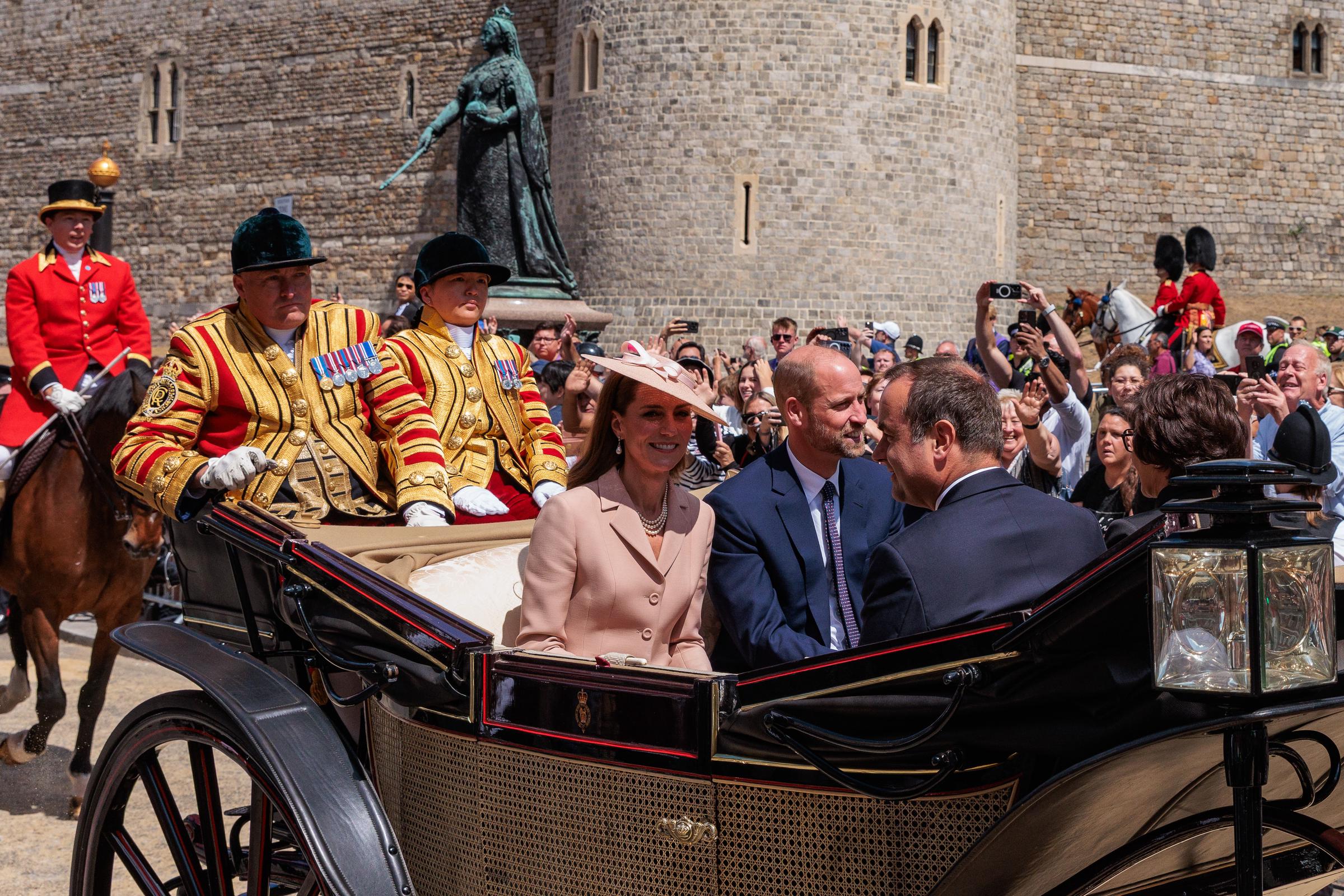 La princesse Catherine et le prince William à bord d'une calèche de cérémonie en route vers le château de Windsor, où ils ont participé à l'accueil officiel de la délégation française lors de la visite d'État au Royaume-Uni.