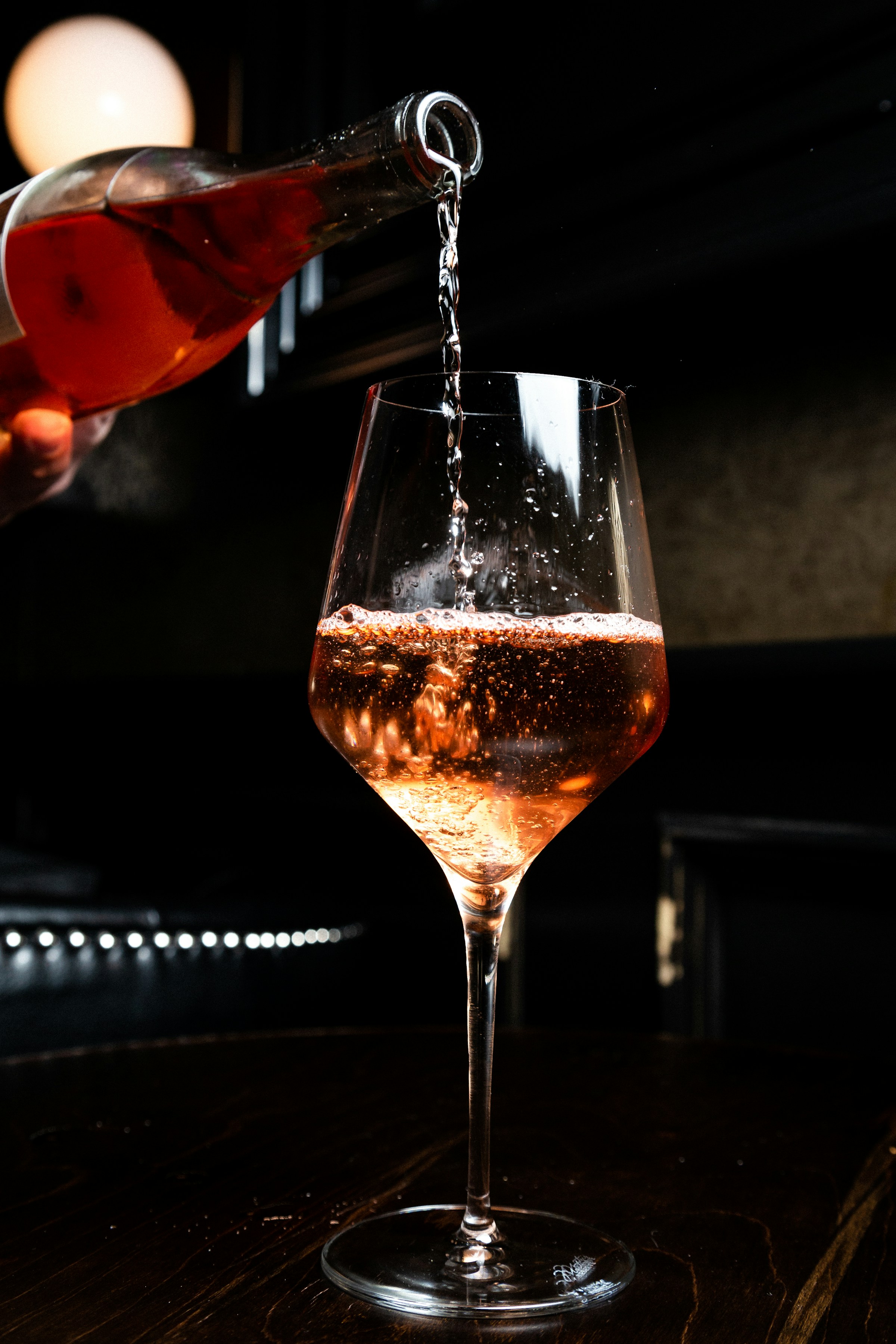 Une personne versant du vin dans un verre | Source : Unsplash