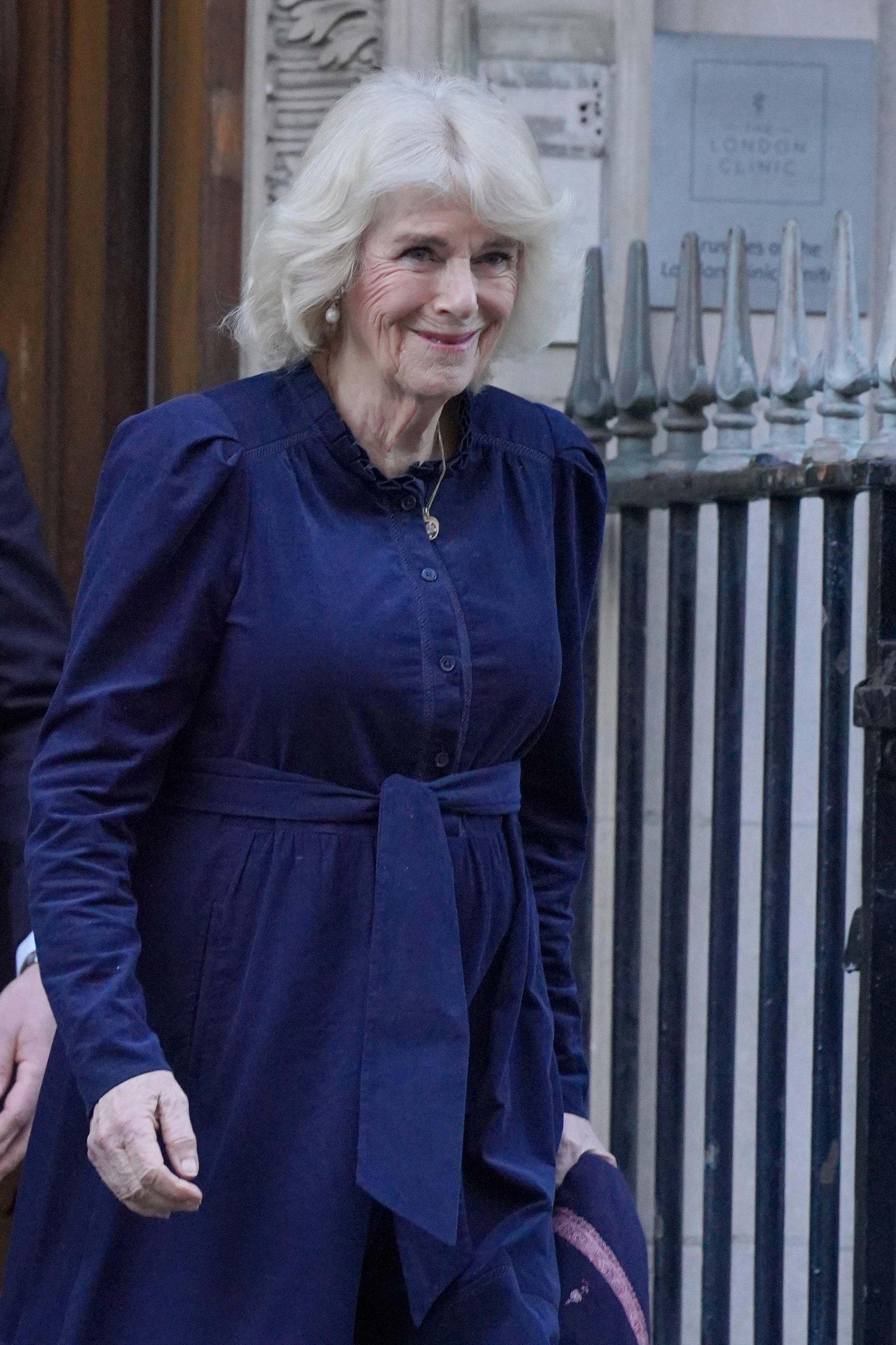 La reine Camilla vue en train de rendre visite au roi Charles III à la London Clinic à Londres, Angleterre, le 26 janvier 2024 | Source : Getty Images