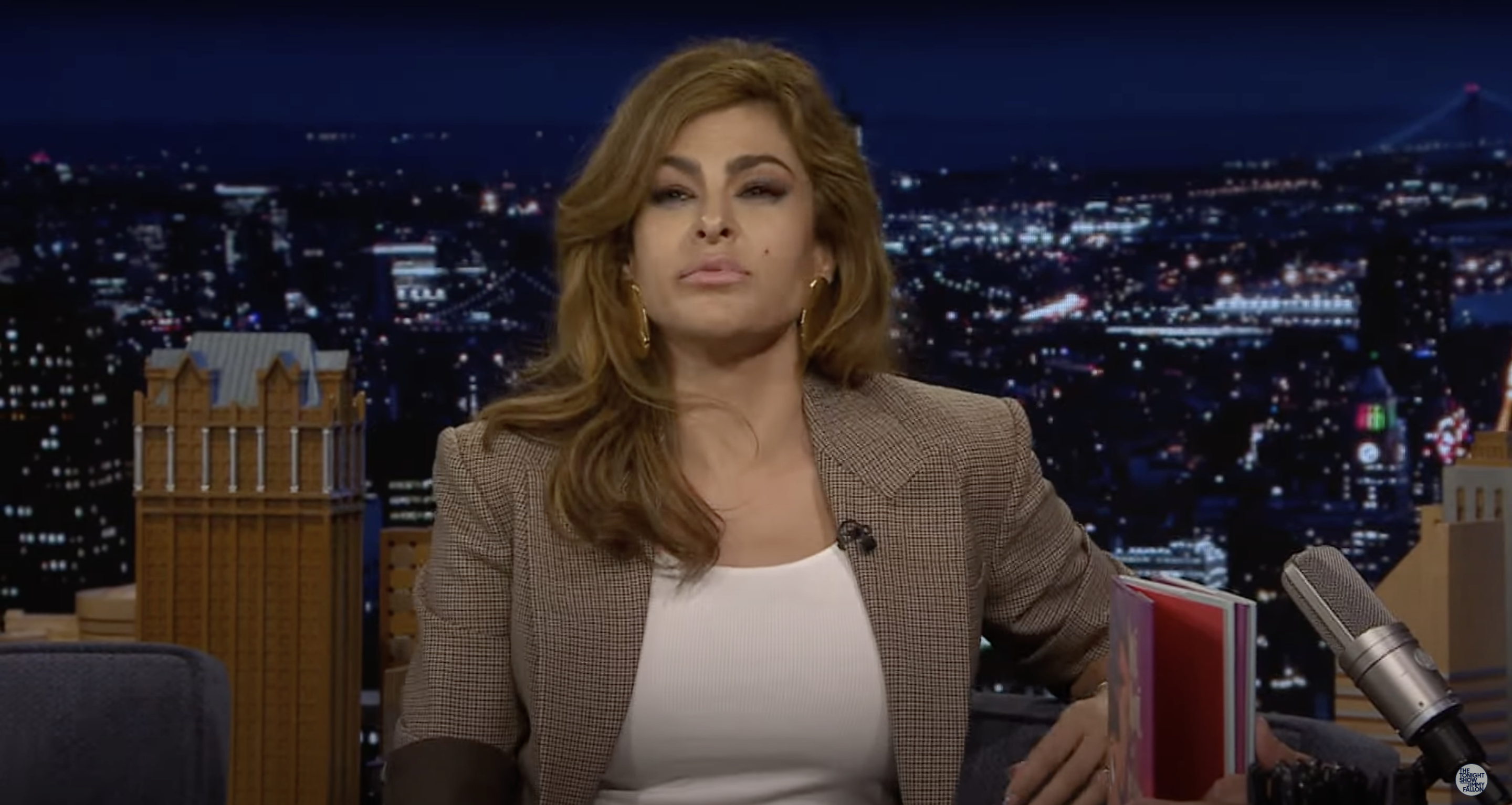 Eva Mendes dans "The Tonight Show Starring Jimmy Fallon", pour la promotion de son nouveau livre pour enfants, extrait d'une vidéo YouTube, datée du 19 septembre 2024 | Source : Youtube/@fallontonight