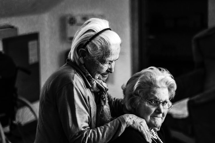 Image montrant deux vieilles femmes. | Photo : Unsplash